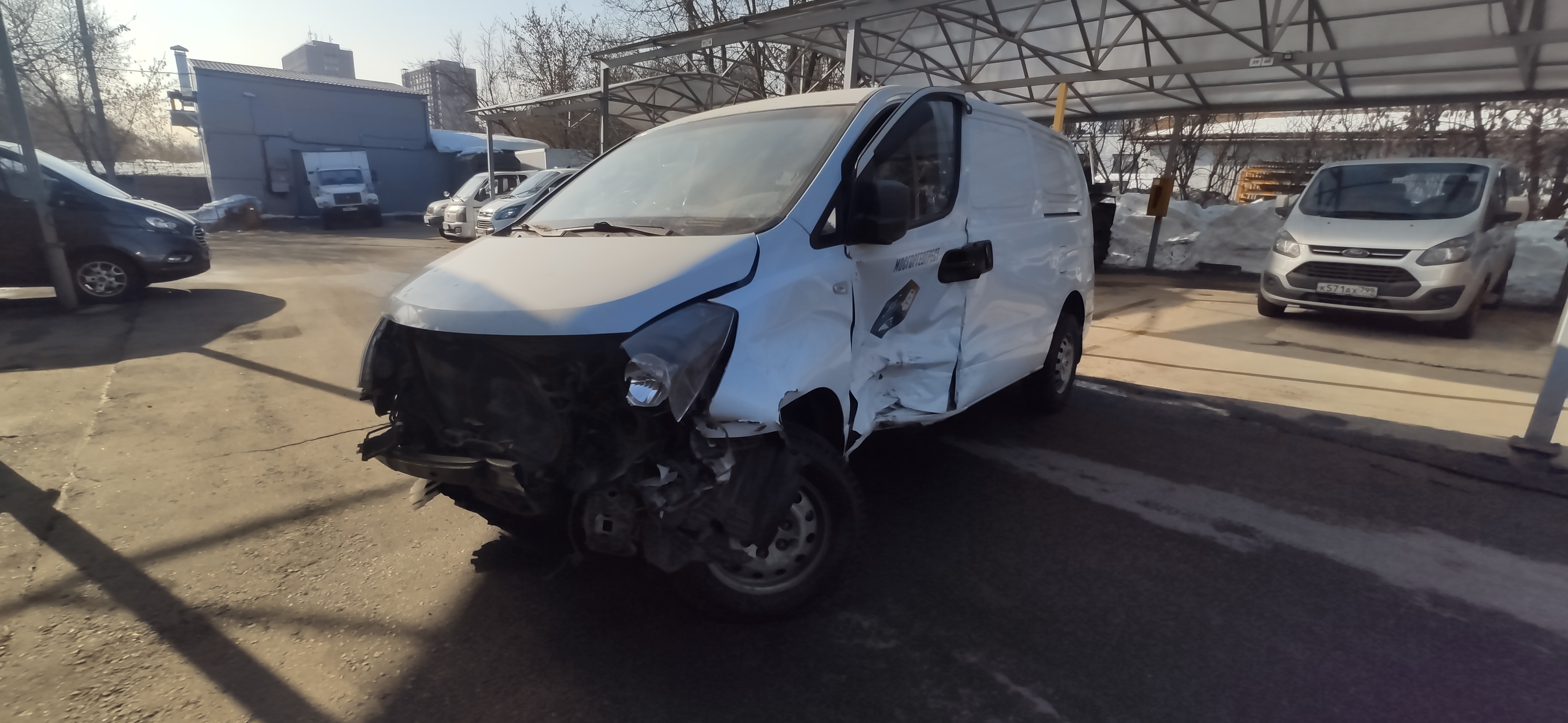 Продажа транспортного средства Легковые автомобили Грузовой-фургон HYUNDAI GRAND STAREX, идентификационный номер (VIN) – KMFWBX7JBAU238905