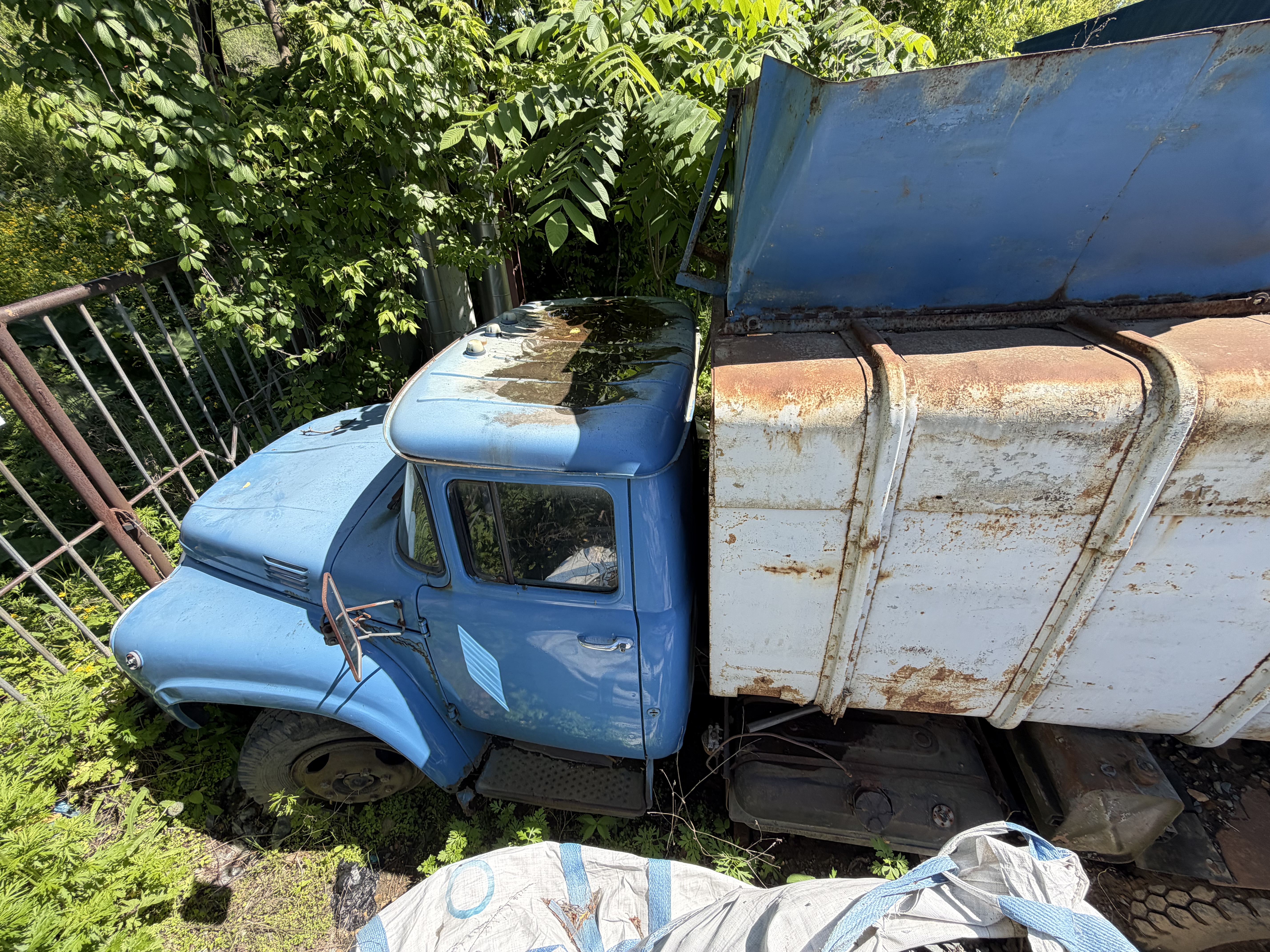 Право заключения договора купли-продажи движимого имущества: автомобиль грузовой ЗИЛ 431410 с инвентарным номером 41012511042222, номер двигателя 508400533815, номер шасси (рамы) 2974585, год выпуска 1990, местоположение: Приморский край, г. Владивосток, проспект 100-летия Владивостока, д. 161