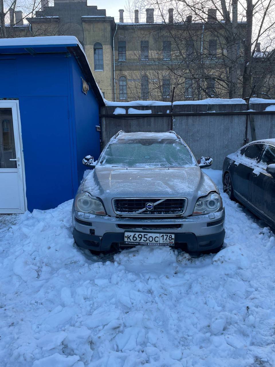Автомобиль VOLVO XC 90 , 2008 г.в., г/н К695ОC178, VIN: YVICM716681486659, цвет серебристый, АКПП,. Автомобиль без двигателя (двигатель находится в салоне в разобранном состоянии).