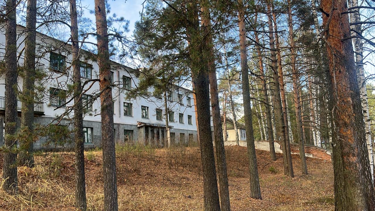 нежилое здание, назначение: нежилое, площадь 1683,4 кв.м, кадастровый номер 44:09:150101:1835, с одновременным отчуждением земельного участка, категория земель: земли населенных пунктов, вид разрешенного использования: амбулаторно-поликлиническое обслуживание, площадь 3442 кв.м, кадастровый номер 44:09:150101:2303