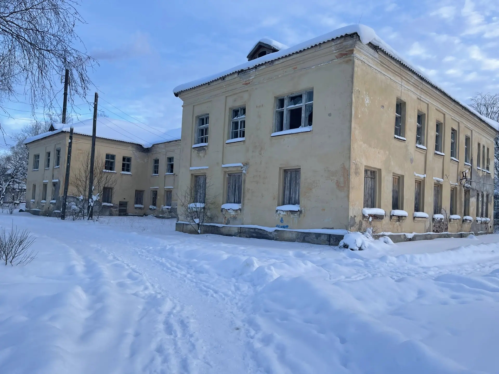 Нежилое здание с земельным участком