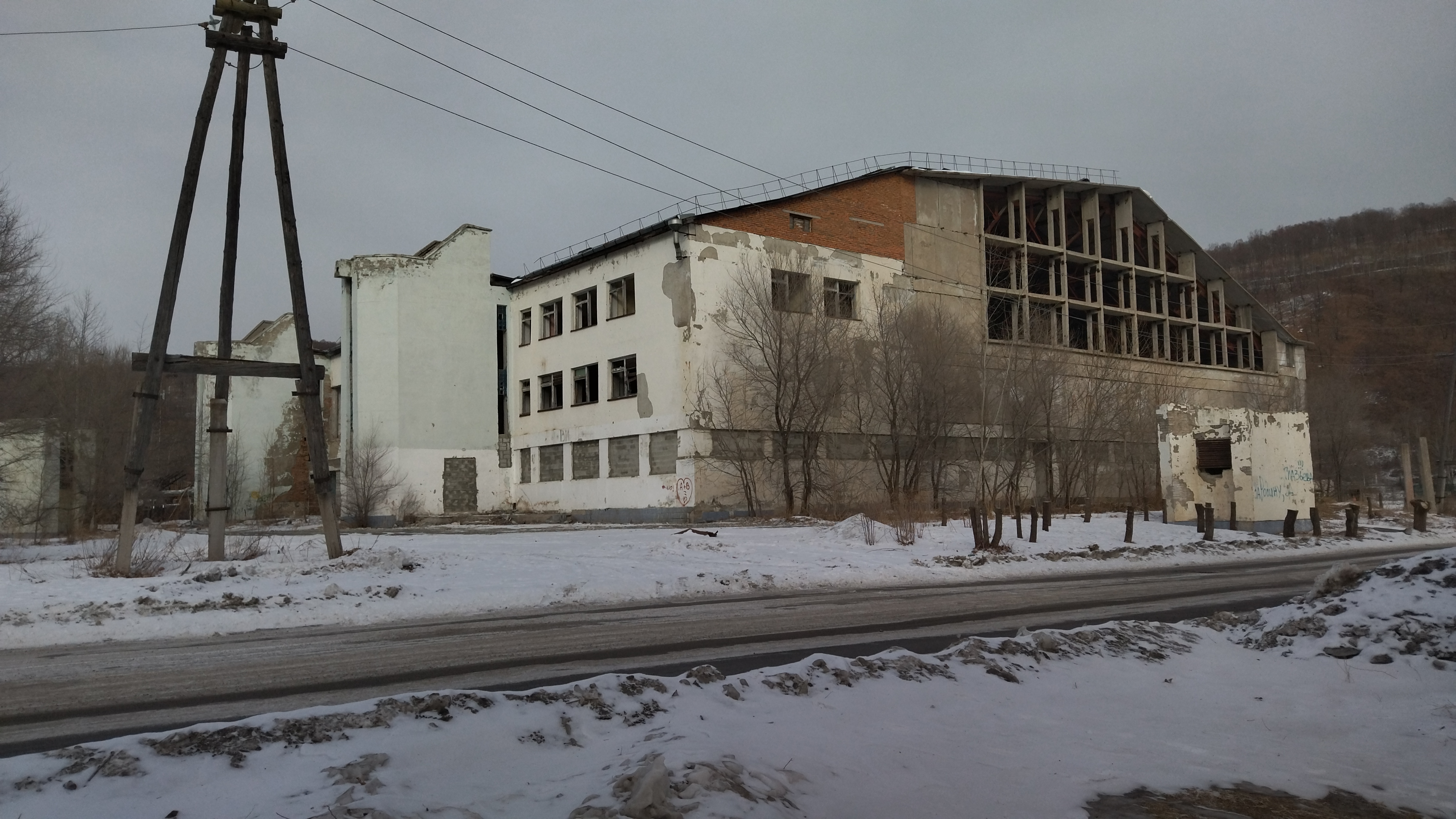 объект незавершенного строительства, площадь застройки 3198,2 кв.м., степень готовности объекта незавершенного строительства 52% с земельным участком площадью 8 807,0 кв.м.