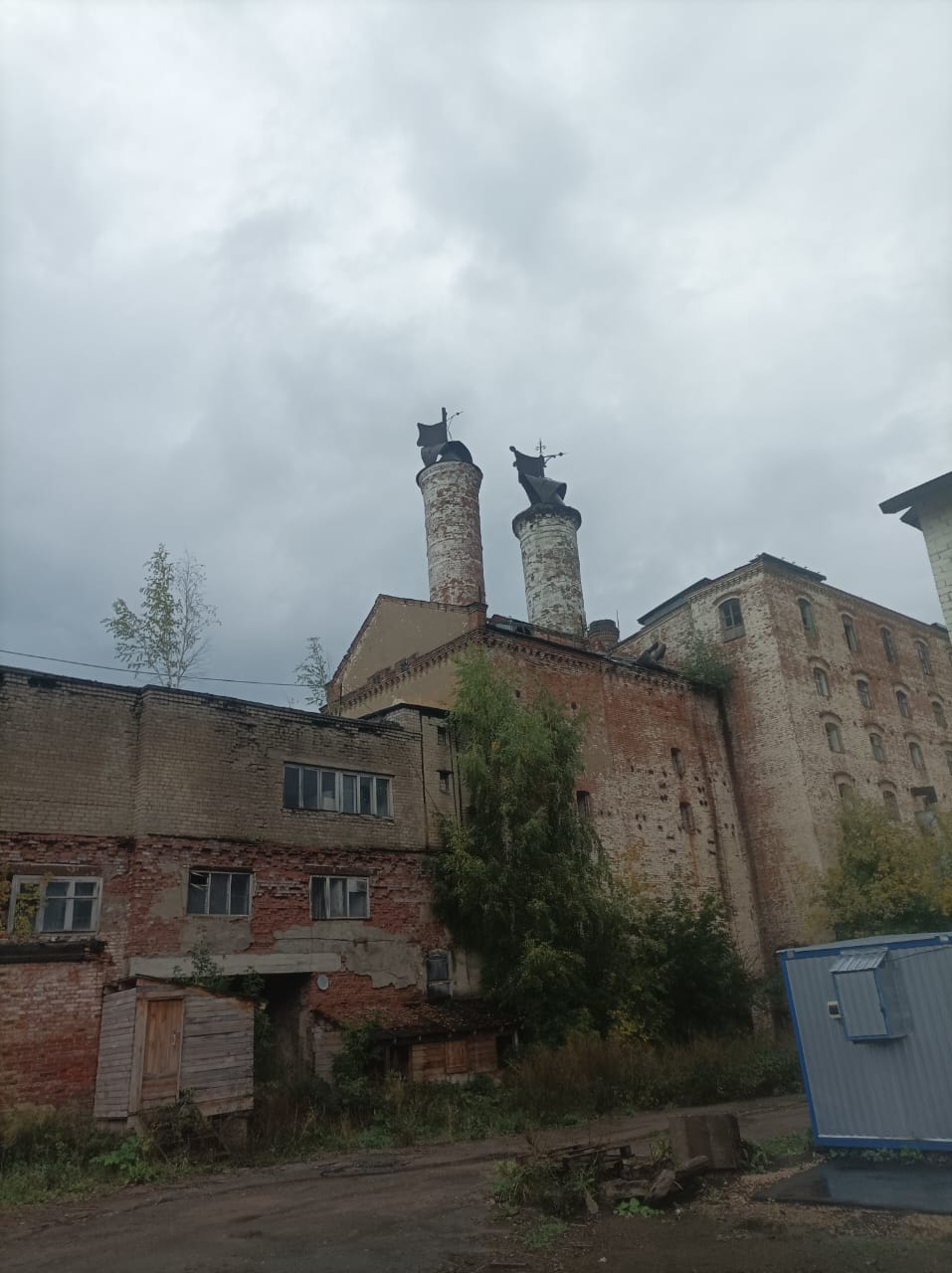 Административно - производственное здание, общая площадь 9637,1 кв.м., ул. Советская, д.104: Здание котельной - 969,8 кв.м. Здание тарного цеха - 208 кв.м. Здание авто - весовой и транспортной конторы - 55,5 кв.м. Здание проходной - 32,7 кв.м. Здание мазутной - 69,9 кв.м. Здание мастерской - 429,5 кв.м. Здание склада - 266,5 кв.м. Скважина - 2,7 кв.м. Скважина - 6,0 кв.м. Земельный участок - 22177,0 кв.м.