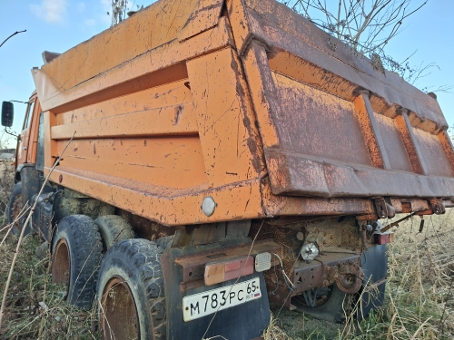 грузовой самосвал Камаз 55111N, г/в 2003, г/н М783РС65, автомобиль не на ходу, ключи отсутствуют. Место нахождения: Сахалинская область, с. Троицкое, ул. 8 марта 1. Должник: Миронова Е.В. Обременение: арест.