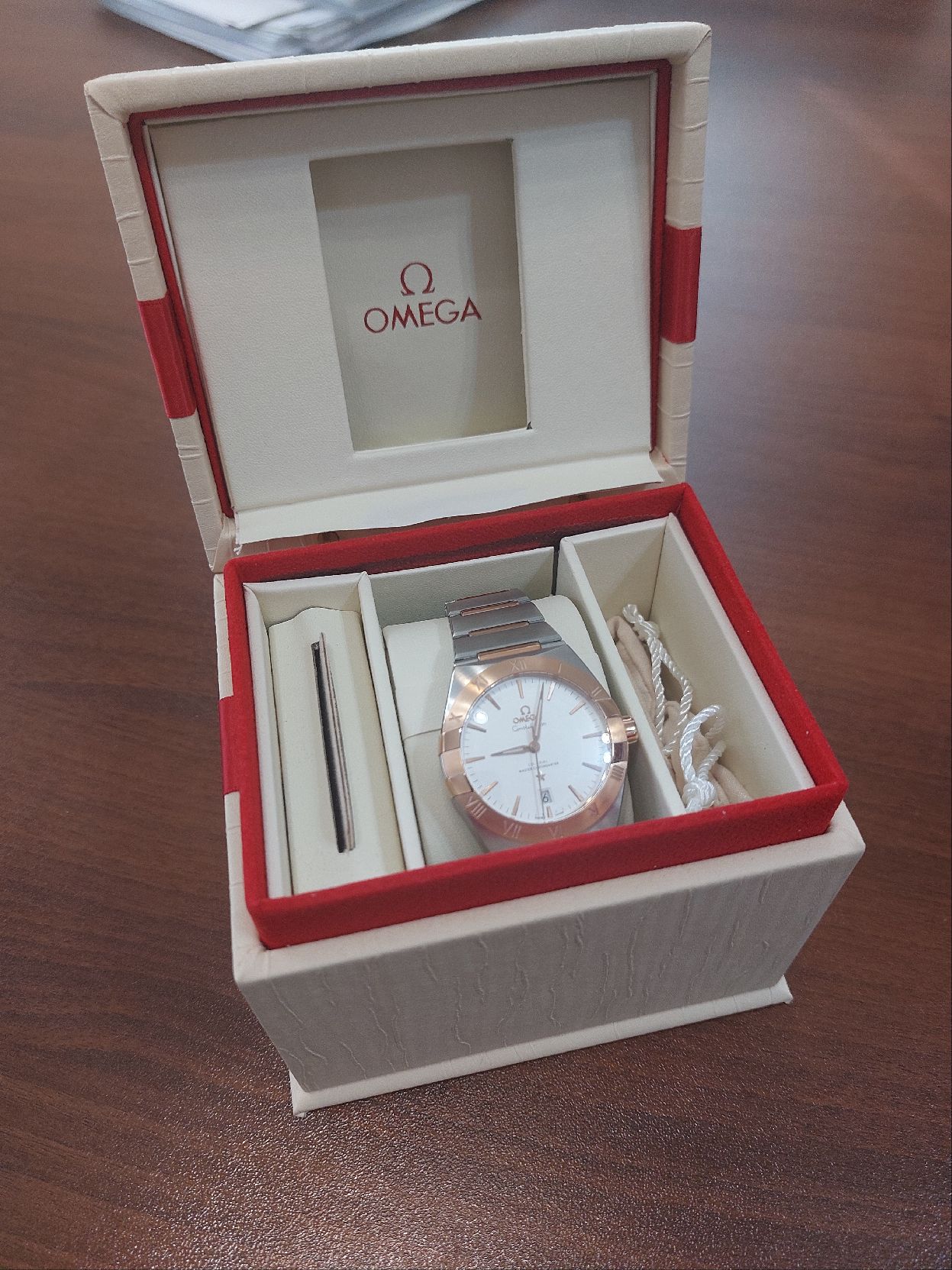 Наручные часы торговой марки «OMEGA»