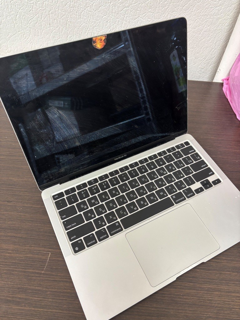 Ноутбук MacBook Air Apple, модель: A2337 EMC 3598, серебристого цвета. Зарядное отсутствует, б/у, работоспособность не проверялась, находится в г. Красноярск. (458/26)