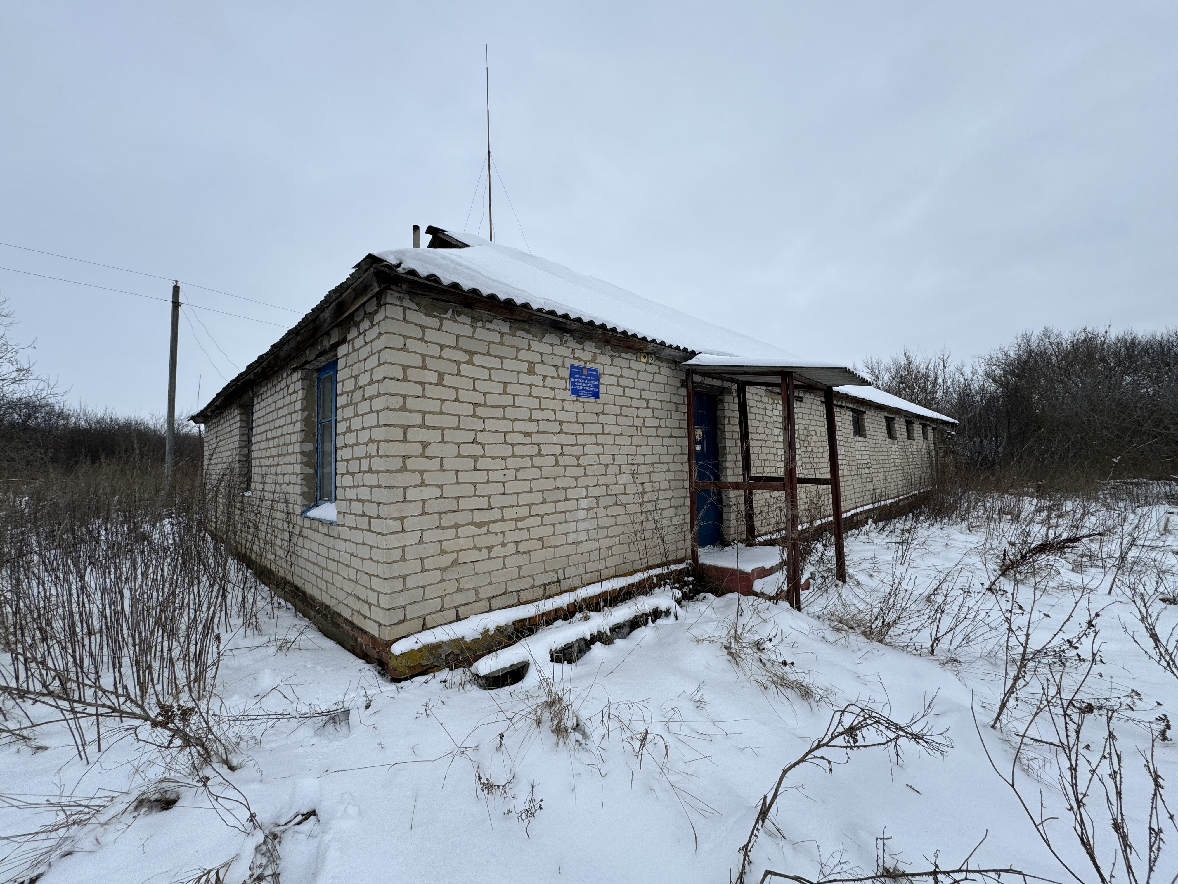 Здание 97 кв.м и земельный участок 415 кв.м по адресу: Курская область, Советский район, Советский сельсовет, с. Петрово-Карцево, д. 82