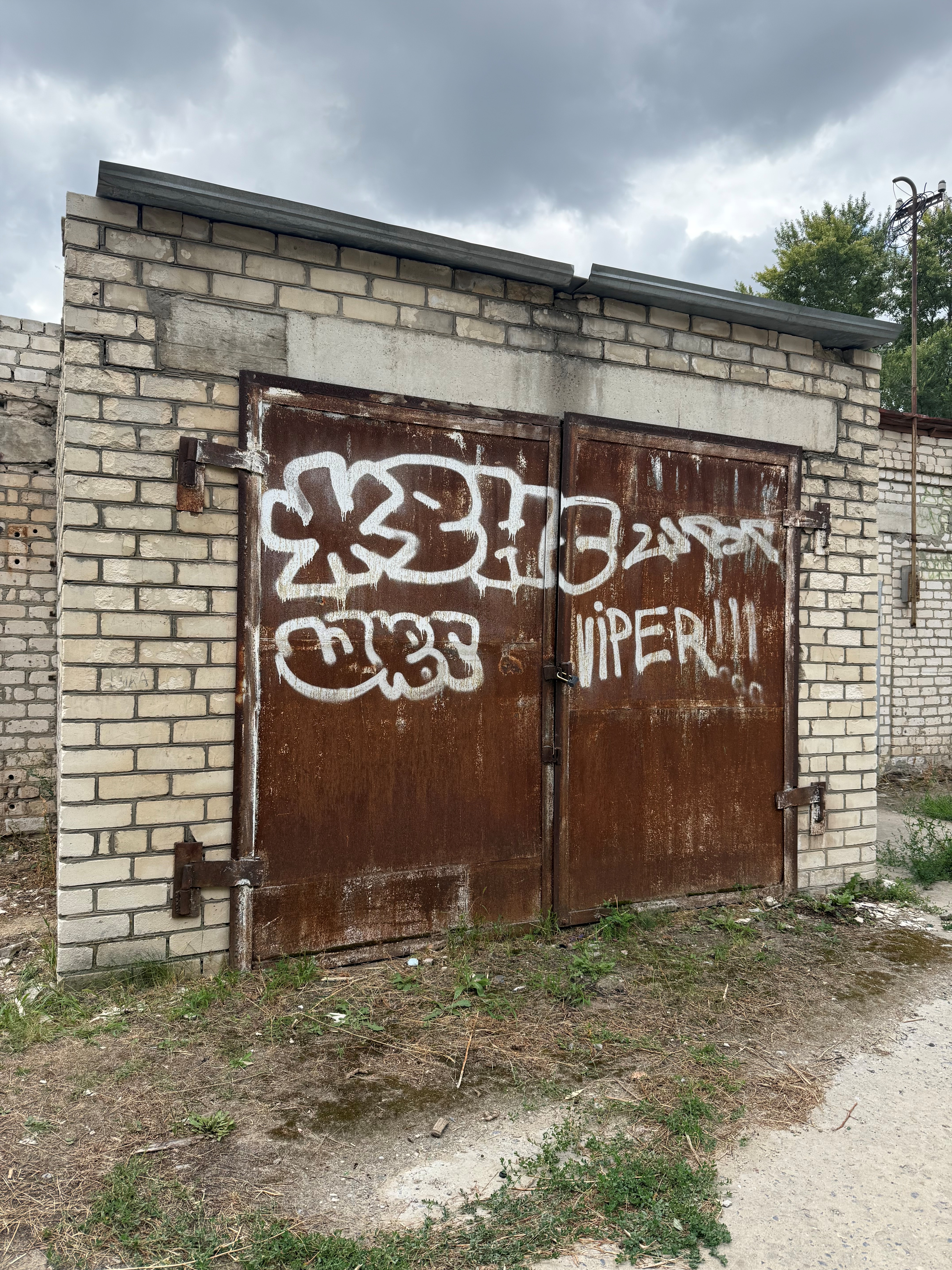 Нежилое здание гаража, расположенное на земельном участке