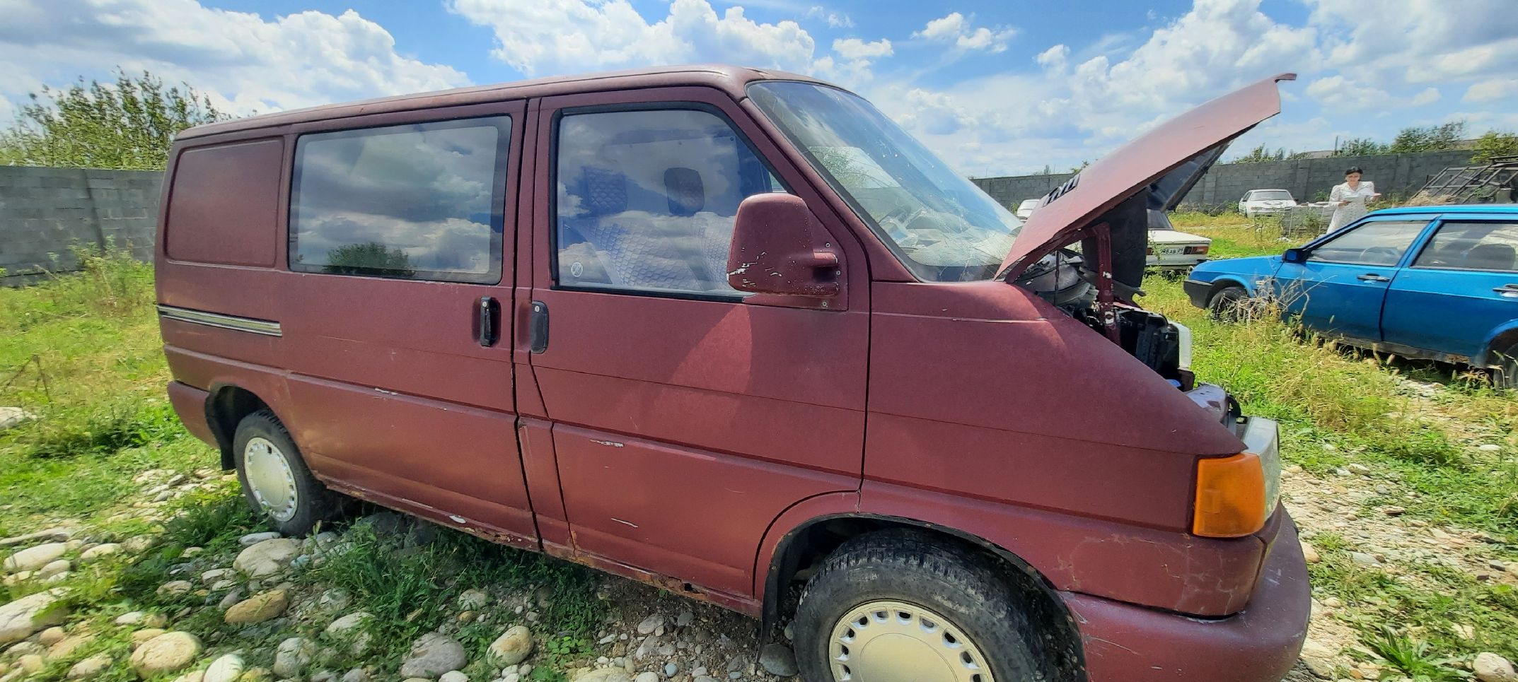 Автомобиль Vollkswagen модели Transporter с государственным регистрационным знаком В150ВН 09, 1992 года выпуска, цвет: красный, идентификационный номер (VIN): WV2ZZZ70ZNH063050