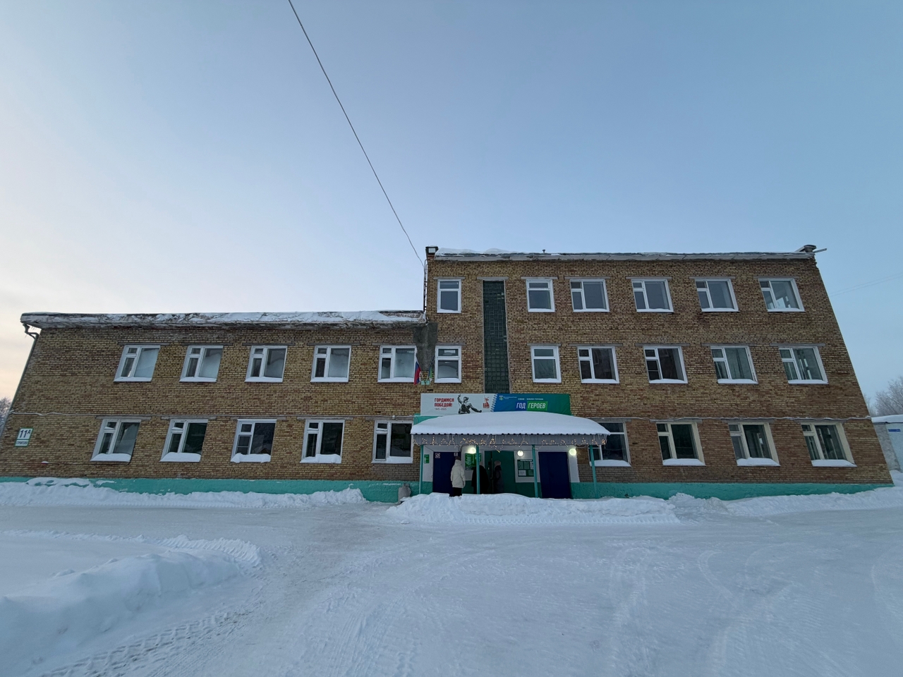 Нежилое здание, площадью 3 294,5 кв.м., кадастровый номер 11:15:0102012:3400 с земельным участком, площадью 10 000 кв.м., кадастровый номер 11:15:0102012:6. Местонахождение: Республика Коми, г. Усинск, ул. Строителей, д. 11а
