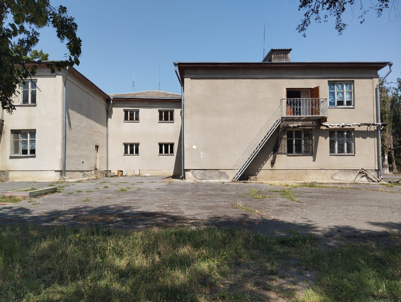 нежилое здание (61:40:0030101:2013) пл. 1265,5 кв.м, нежилое здание (61:40:0030101:3027) пл. 93,6кв.м, сооружение (61:40:0030101:2015) пл.32,5 кв.м., сооружение (61:40:0030101:2014),пл. 32,5 кв.м.,сооружение (61:40:0030101:2016),пл.32,5 кв.м.,, сооружение (61:40:0030101:3276), протяженностью 64 м., сооружение (61:40:0030101:2012), протяженностью 83 м., сооружение (61:40:0030101:2011), протяженностью 264 м., сооружение (61:40:0030101:2908) пл.7258,9 кв.м. с земельным участком 61:40:0030101:35