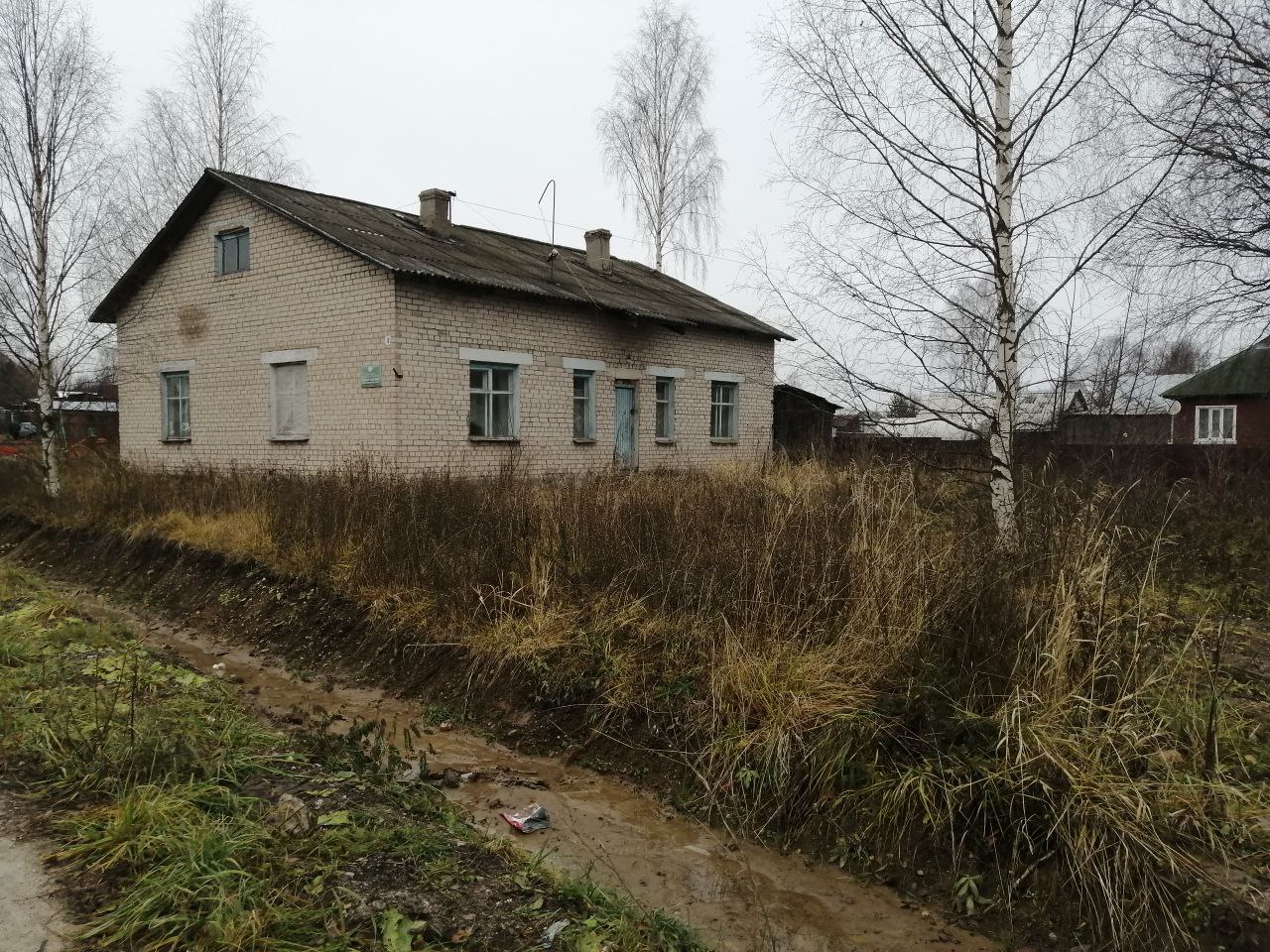 Земельный участок площадью 854 кв.м, с расположенным на нем объектом недвижимого имущества — зданием семенной инспекции площадью 94,8 кв.м, расположенных по адресу: Вологодская область, р-н Вожегодский, п. Вожега, ул. Гагарина, д. 17.