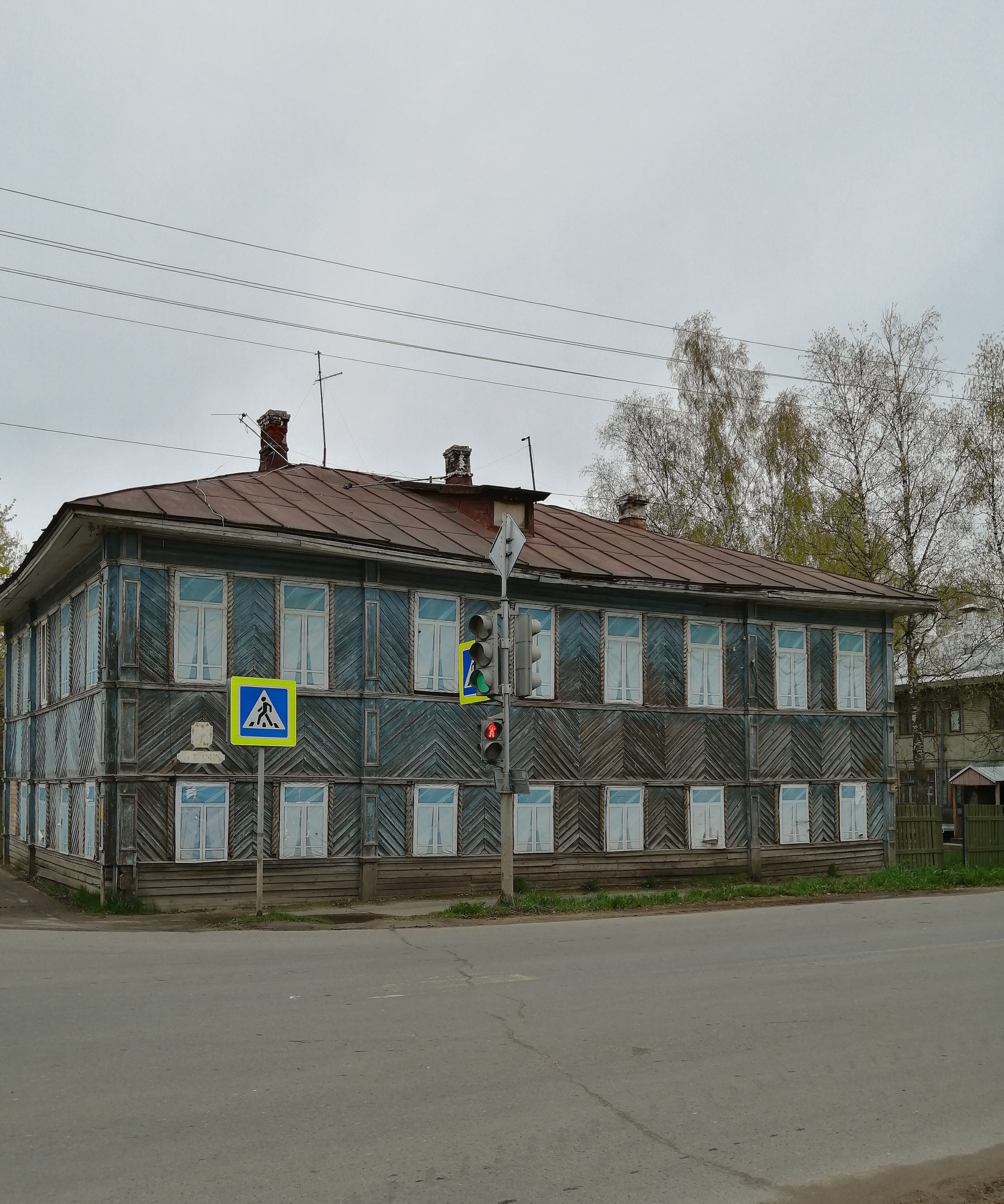 Нежилое здание 35:10:0103015:39 и земельный участок 35:10:0103015:17, находящиеся по адресу: Вологодская область, г. Великий Устюг, ул. Красная, д. 63