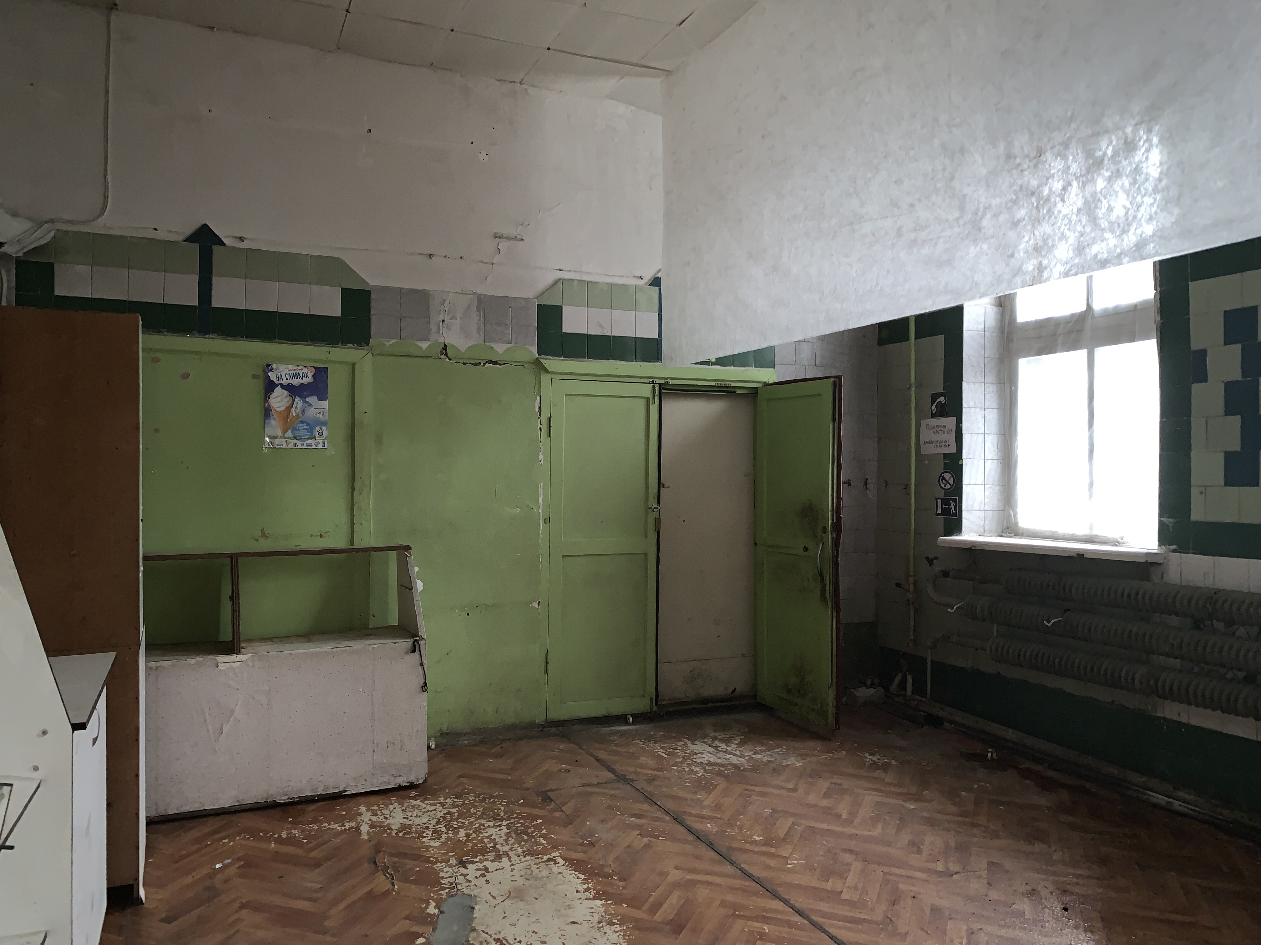 Нежилое здание хлебозавода с цехом безалкогольных напитков, кадастровый номер 29:09:080104:20, расположение: Российская Федерация, Архангельская обл., м.р-н Ленский, с.п. Сафроновское, с. Яренск, ул. Братьев Покровских, зд. 30, площадью 888,1 кв.м., расположенное на земельном участке с кадастровым номером: 29:09:080104:44, площадью 1 597,0 кв.м., расположенный по адресу: Архангельская область, Ленский район, с. Яренск, ул. Бр. Покровских, д. 30.,