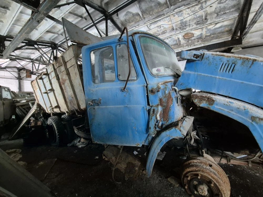 Лот № 4. Грузовой автомобиль ЗИЛ 433362 КО50М, 1998 года выпуска, государственный номер У883ЕО60, идентификационный номер (VIN) XTZ433362W3434563, не на ходу. Местонахождение: Псковская обл., Дедовичский р-н, рп. Дедовичи, ул. Бундзена, д. 70. Основание для реализации на торгах - постановление судебного пристава-исполнителя о передаче на реализацию на торгах. Должник (собственник) – МП ЖКХ Дедовичского района