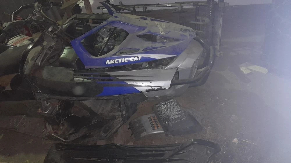 СНЕГОХОД BEARCAT 570 XT Инвентарный номер: 4101251418 Год выпуска: 2008 Заводской № машины (рамы): 4UF09SNW89T122334 Двигатель № А56-803957 Коробка передач №: сведения отсутствуют Основной ведущий мост (мосты) №: сведения отсутствуют Цвет: голубой Вид движителя: гусеничный Мощность двигателя, кВт (л.с.): 45.97 кВт (62.5 л.с.)