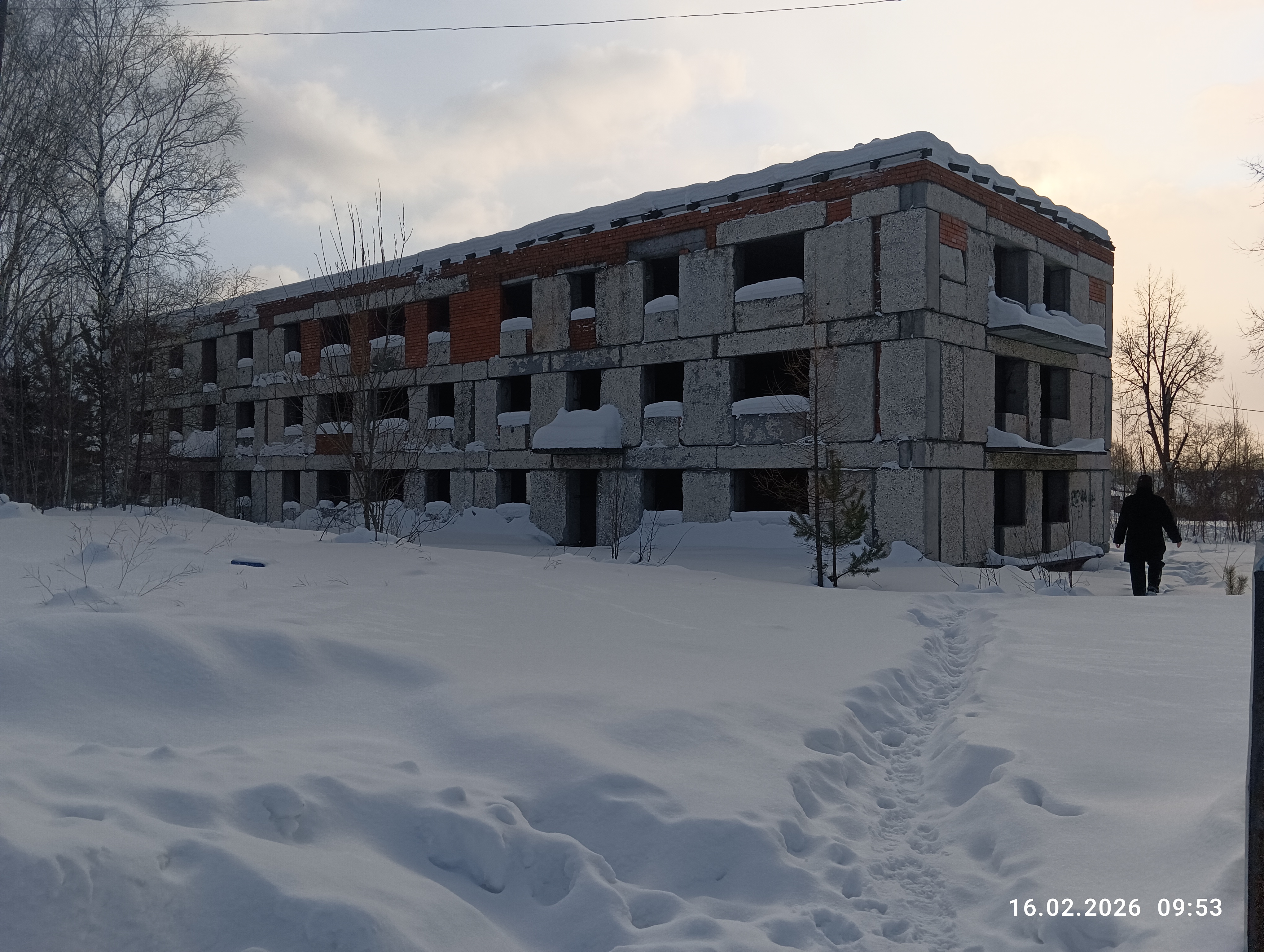 Объект незавершенного строительства площадью застройки 533,6 кв.м., проектируемое назначение - многоквартирный жилой дом, степень готовности 53%, кадастровый номер 66:17:0301009:602, с земельным участком площадью 2464 кв.м., категория земель - земли населенных пунктов, разрешенное использование - малоэтажная многоквартирная жилая застройка, кадастровый номер 66:17:0301009:790, расположенные по адресу: Свердловская область, Нижнетуринский муниципальный округ, пос. Ис, ул. Советская, д. 16Б
