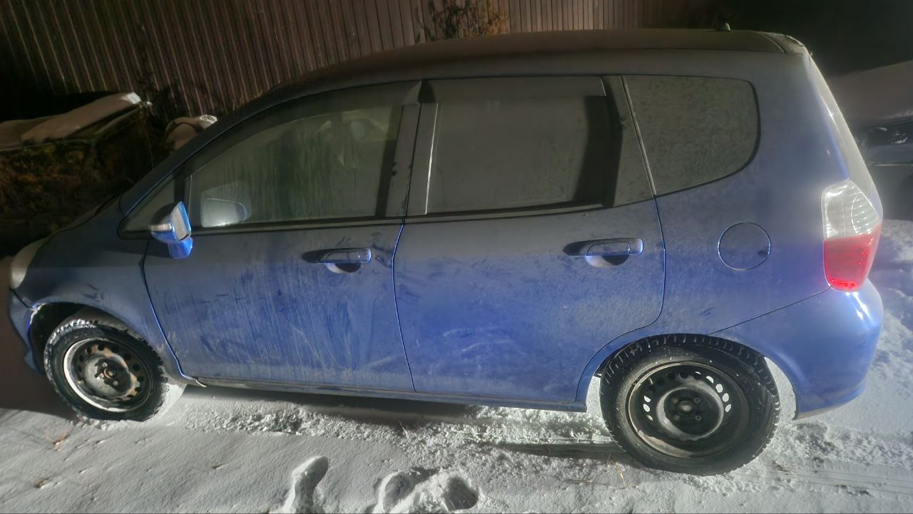 Автомобиль HONDA FIT, г/н Н873ХМ24, 2005 г.в., кузов № GD1-2199283, двигатель № L13A-2111787, цвет синий, Ключ зажигания с двумя брелоками, задние сидения и обшивка отсутствуют, комплектность и состояние не проверялась данное имущество обращено в доход государства, находится в Емельяновском районе (Документы отсутствуют) Повторная реализация в связи с отказом покупателя-60%