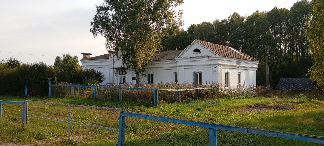Здание школы, кадастровый номер: 59:36:0130019:8, количество этажей:1, с земельным участком, категория земель: земли населенных пунктов, разрешенное использование: Для размещения объектов образования (школа № 1), кадастровый номер: 59:36:0130019:1, адрес: Пермский край, Уинский район, с. Воскресенское, ул. Центральная, д. 18 (объект культурного наследия, включенный в Единый государственный реестр объектов культурного наследия)