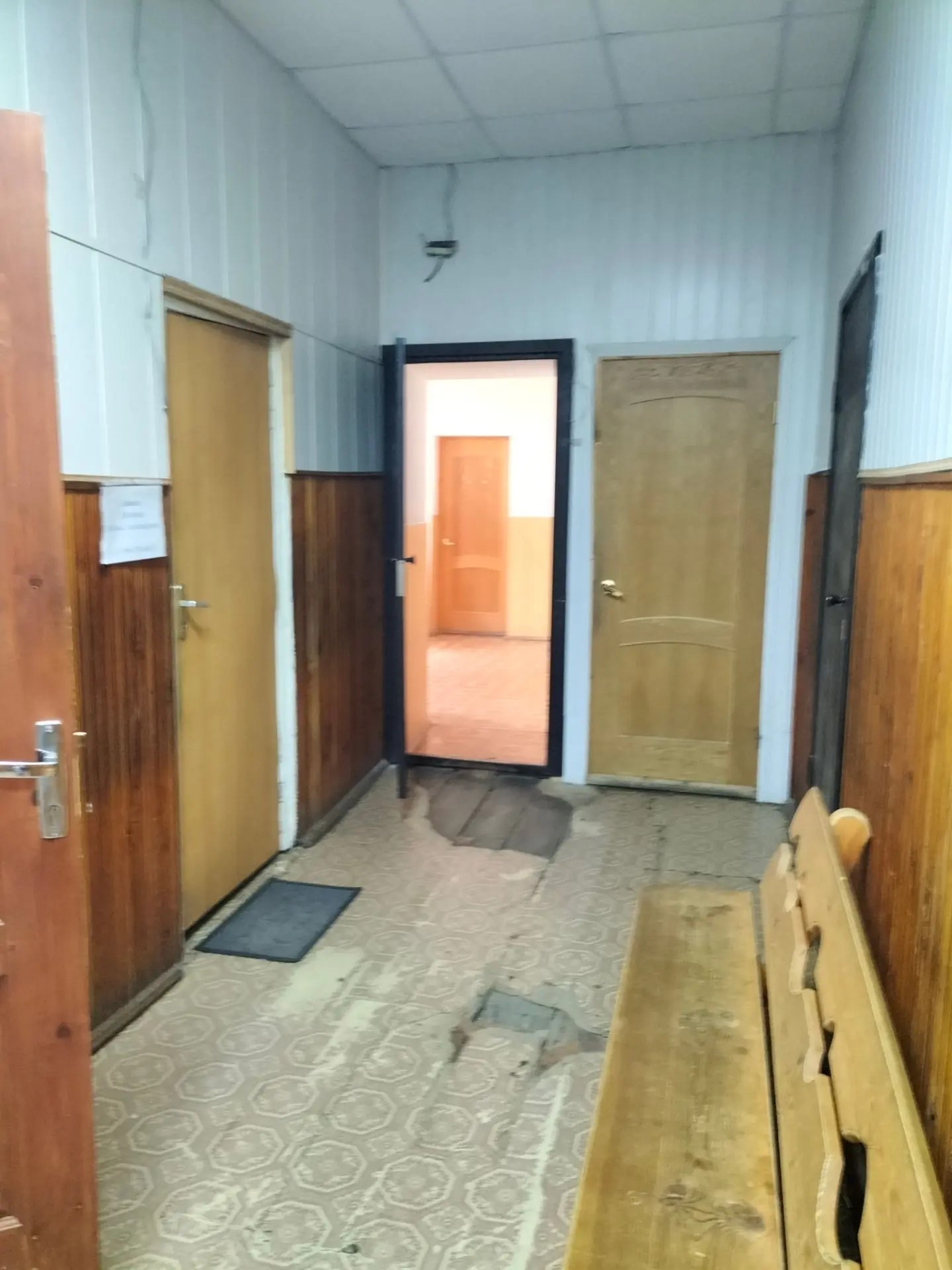 нежилое помещением , площадью 6,9 кв.м., расположенном в здании по адресу: Российская Федерация, Липецкая область, Добровский муниципальный район, сельское поселение Добровский сельсовет, село Доброе, улица Интернациональная, дом 1, помещение 3
