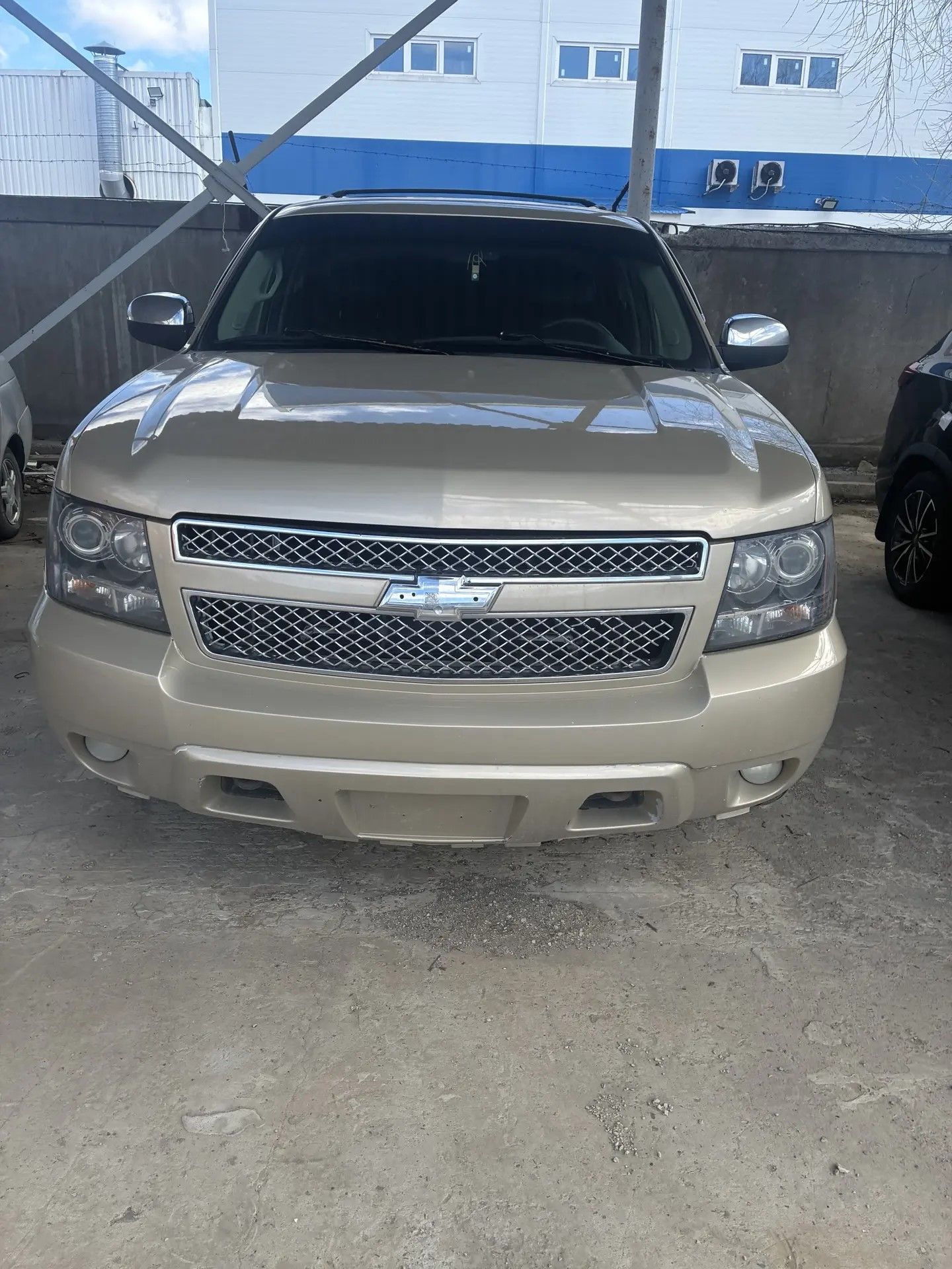 Автомобиль марки "CHEVROLET GMT 900 (Tahoe)" 2011 г.в.,VIN XWFSK6E01B0000444 г/р/з Н526НР797, золотого цвета. ТС обременено ЗАЛОГОМ, который остается на имуществе, согласно ГК РФ (покупатель оплачивает залог самостоятельно). ТС имеет ограничения ФССП на регистрационные действия (ключи и документы отсутствуют, техническое состояние не проверялось, пробег не известен). Имущество продается в том виде, в каком оно есть, в случае продажи возврату/обмену не подлежит.