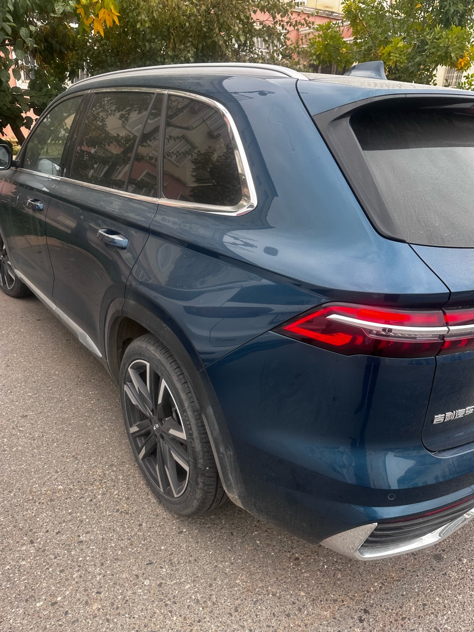 Автомобиль марки: GEELY Monjaro, год выпуска 2023, VIN LB37852D7PS184281, гос/номер У 452 РС 05, цвет зеленый, местоположение: Республика Дагестан, г. Дербент, ул. Шахбазова, 59 (должник Алиметов М. Б.)