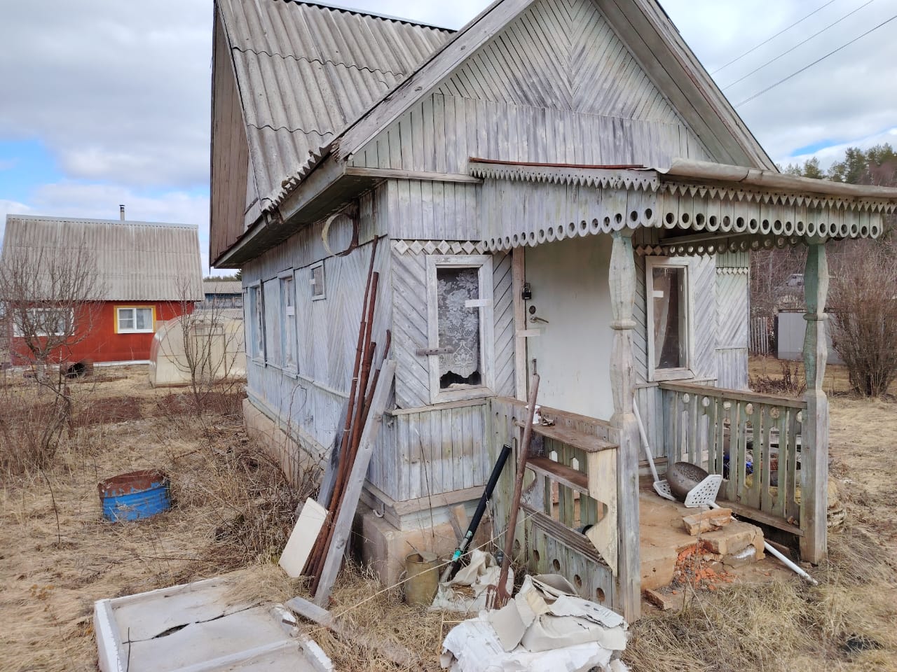 Земельный участок площадью 858 кв.м,  с расположенными на нем объектами недвижимого имущества — нежилым 2-х этажным зданием - садовый дом, площадью 41,4 кв.м, а также нежилым одноэтажным зданием - бани, площадью 20,9 кв.м,  расположенных по адресу: Вологодская область, р-н. Бабаевский, д. Пенек