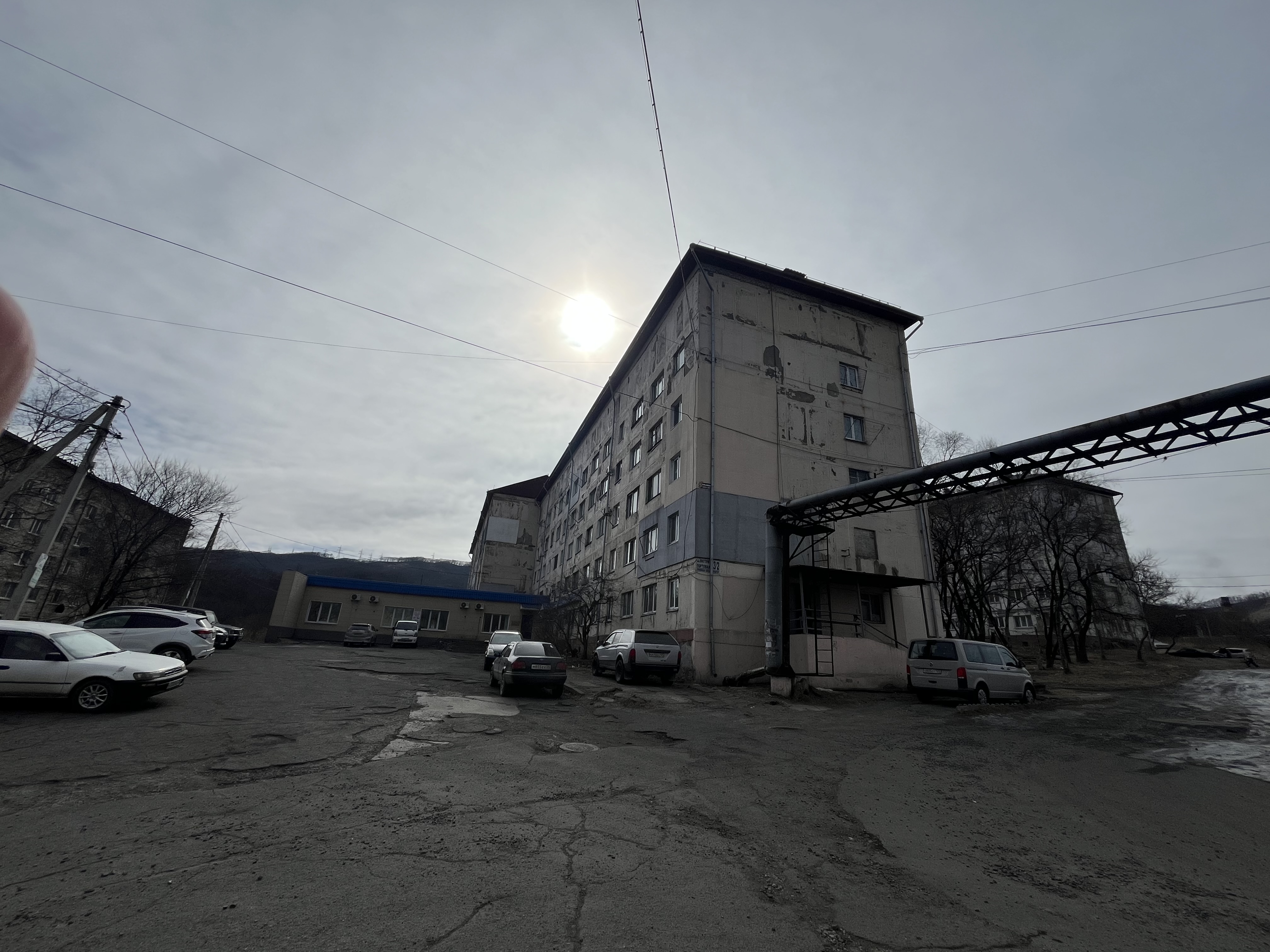 Нежилое помещение общей площадью 13,7 кв.м, этаж 1, кадастровый номер 25:31:070002:1298, расположенное по адресу: Приморский край, г. Находка, п. Врангель,           ул. Внутрипортовая, 23/2