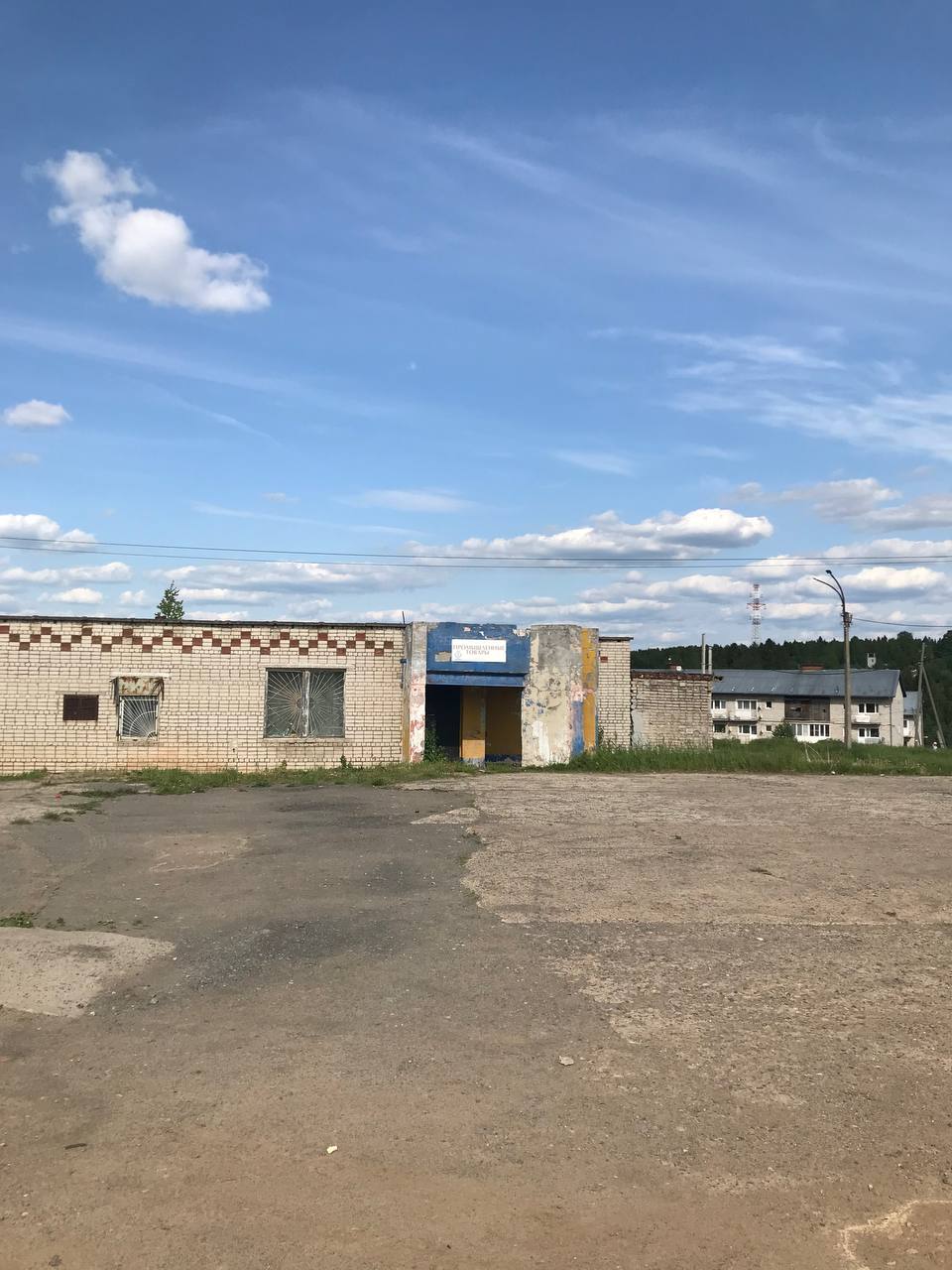 Право заключения договора аренды недвижимого имущества, находящегося в муниципальной собственности Муниципального округа город Березники Пермского края, в виде встроенных нежилых помещений с крыльцом, общей площадью 53,0 кв.м. (номера на поэтажном плане 100, 101, 102), являющихся частью нежилого помещения, площадью 708,7 кв.м., кадастровый номер 59:37:0510105:991, находящегося на первом этаже одноэтажного кирпичного здания торгового центра, общей площадью 1 594,2 кв.м.,