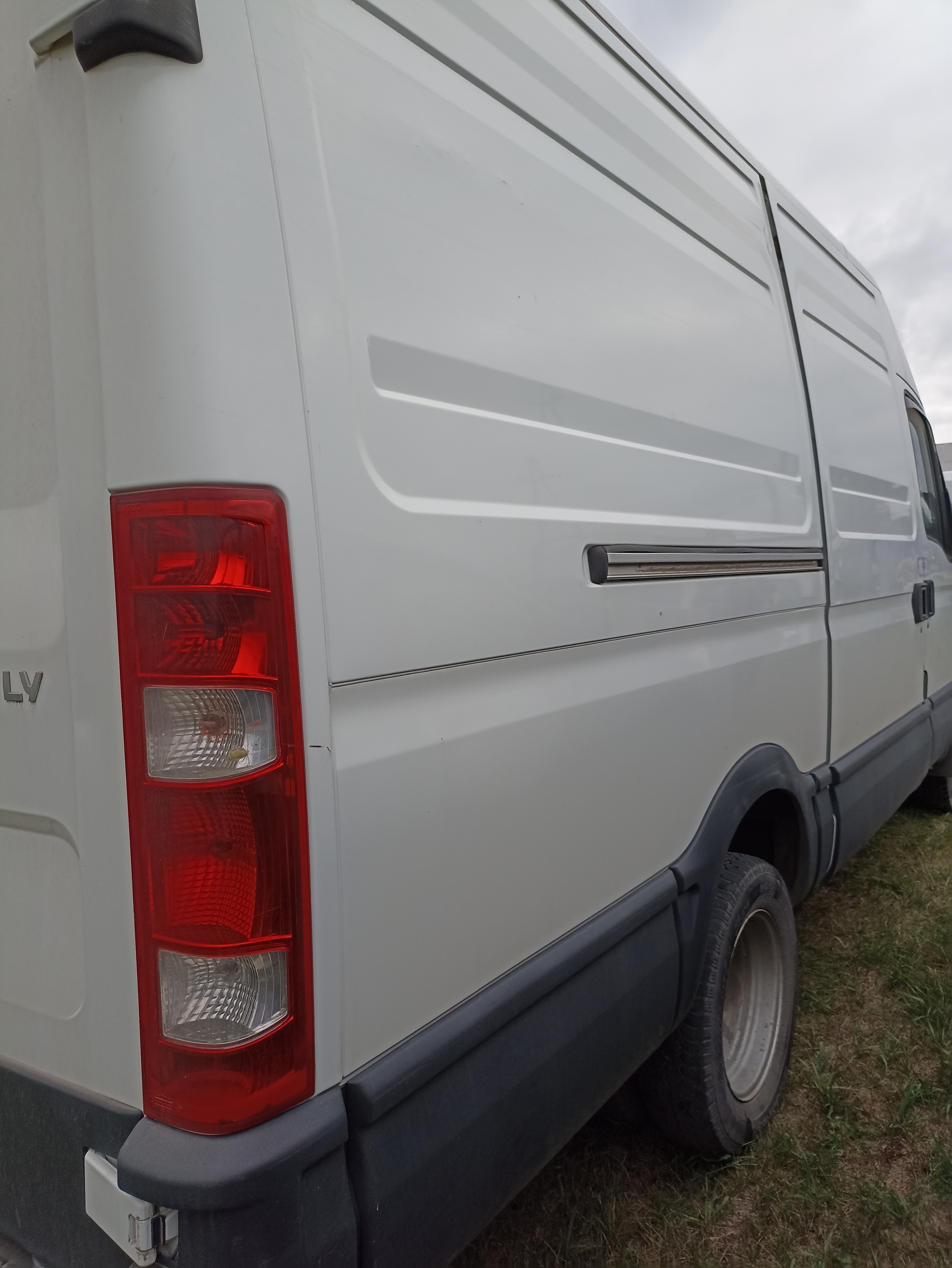 Грузовой автомобиль фургон IVECO DAILY 35C 15V, 2012г.в., г/н М456MМ124, VIN ZCFC35A3805904964, номер кузова ZCFC35A3805904964, номер двигателя 1544538, цвет белый. Начальная цена продажи 2 135 800 руб. Задаток 320400 руб.