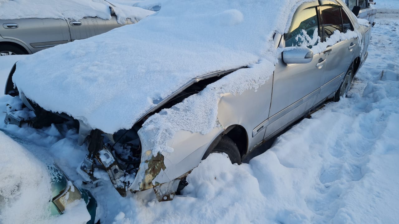 Транспортное средство Mercedes Benz E200, Автомобиль НИССАН САННИ, Автомобиль Mazda Familia, Автомобиль FORD FOCUS