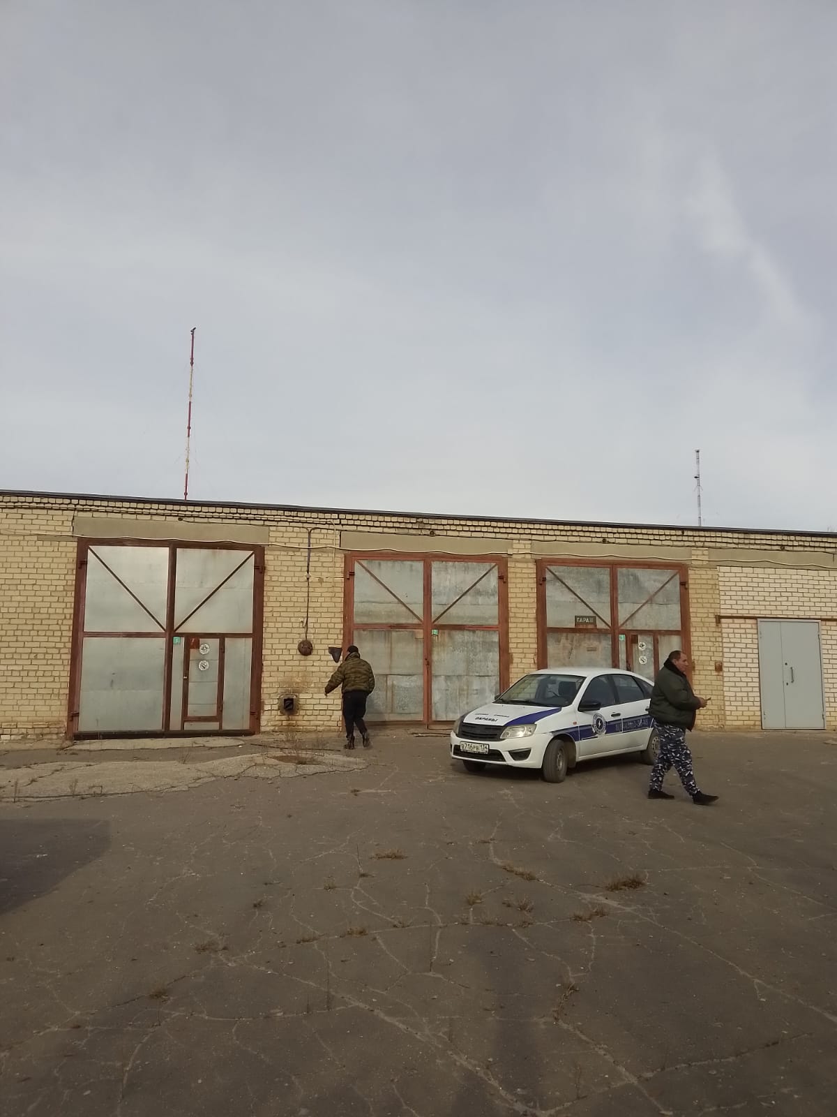 Объекты капитального строения и земельный участок, в том числе:техническое здание, здание склада-дизельной, здание гаража на пять автомашин,здание проходной, сооружение-бассейн (водоем), антенна, электрокабель, сеть канализационная, сеть водопроводная, сооружение АМС, земельный участок, расположенные по адресу: Волгоградская область, Дубовский район, улица Рабочая, 17.