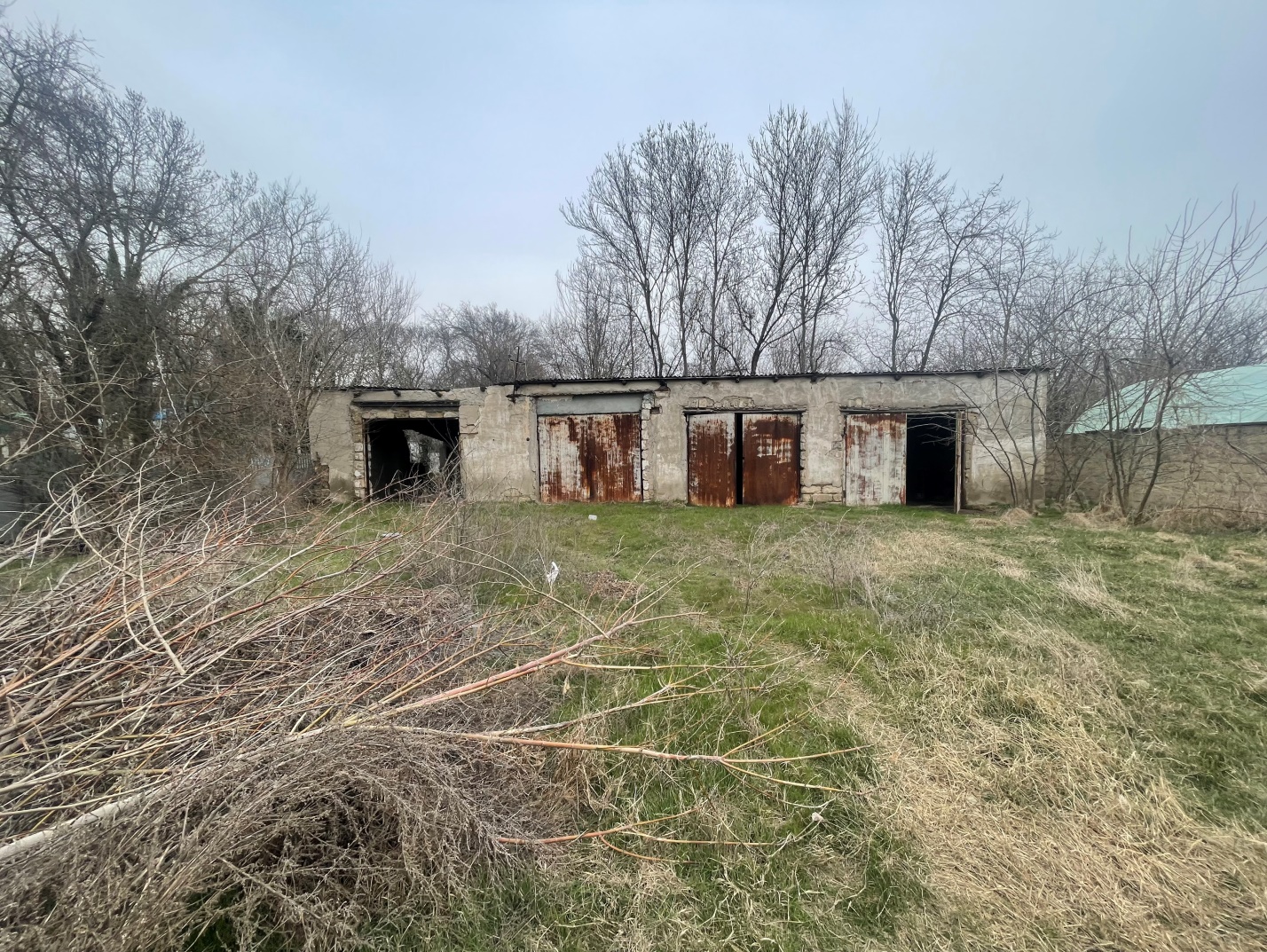 нежилое здание (гараж на 4 автомашины) площадью 136,3 кв. м, кадастровый номер 90:03:010102:2387, расположенное по адресу: Российская Федерация, Республика Крым, м.р-н Джанкойский, с.п. Азовское, пгт Азовское, ул. Советская, г-ж 10б, начальной минимальной стоимостью 1 037 000 (один миллион тридцать семь тысяч) рублей 00 копеек (с учетом НДС)