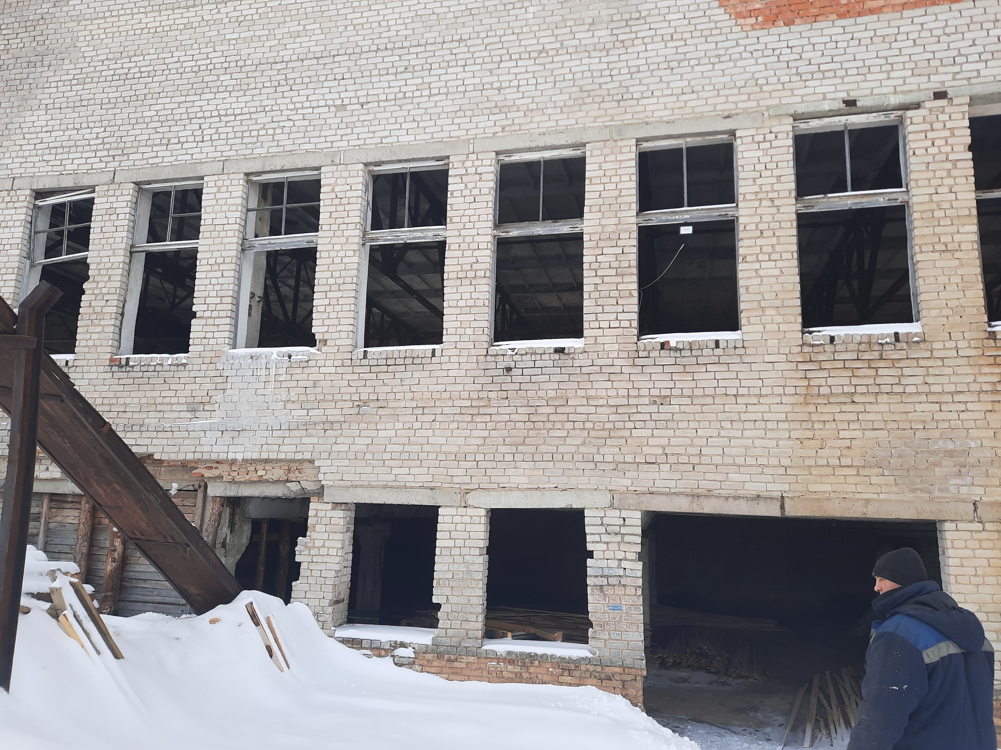 Нежилое помещение: здание тарного цеха общей площадью 2253,3 кв.м.