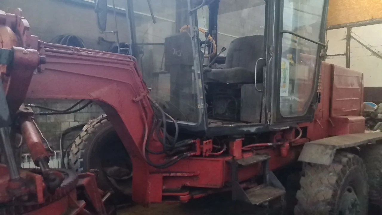 Автогрейдер, года выпуска 2004, заводской № машины (рамы) 040182, цвет оранжево серый, мощность двигателя 100(135) кВт (л.с.), государственный регистрационный знак 42КН37-23, целевое назначение – по назначению