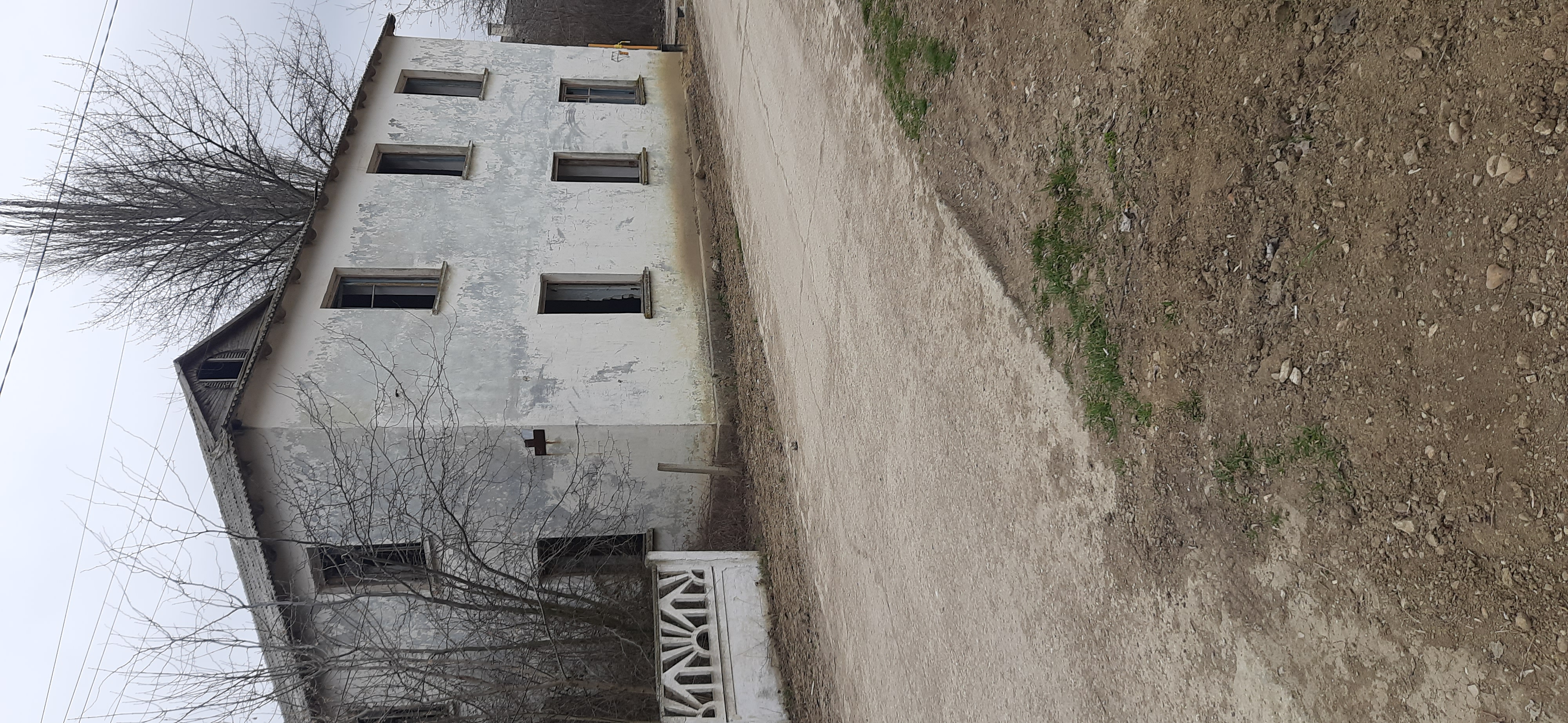 Нежилое здание, общежитие, кадастровый номер здания: 90:08:110101:1218 общая площадь 1178,6 кв.м, с земельным участком на котором расположено здание