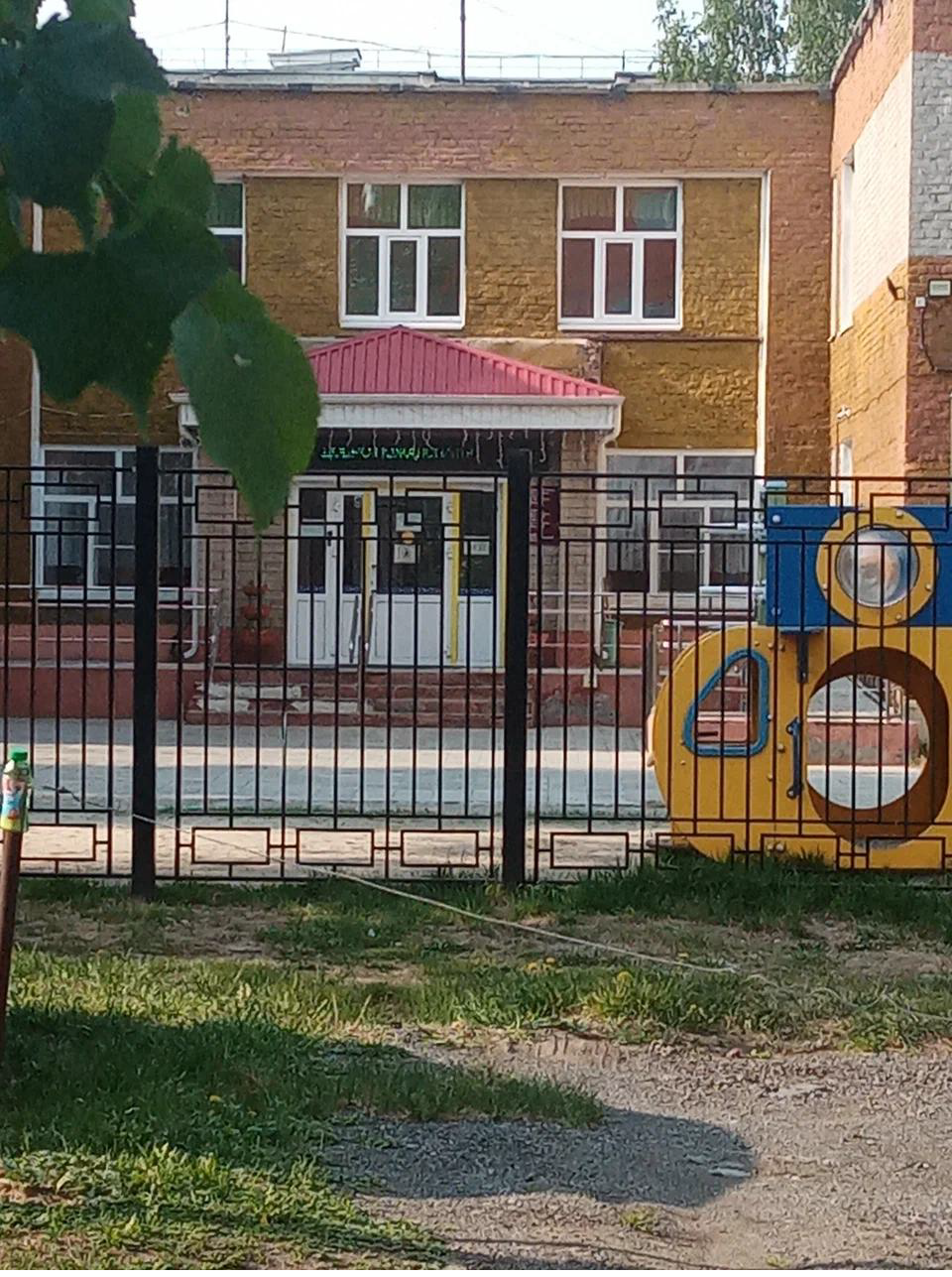 Нежилое помещение, общей площадью 66,5 кв. м, расположенным на территории МАДОУ «Детский сад № 1» г. Тобольска, по адресу: Тюменская область, г. Тобольск, 7 микрорайон, дом 49