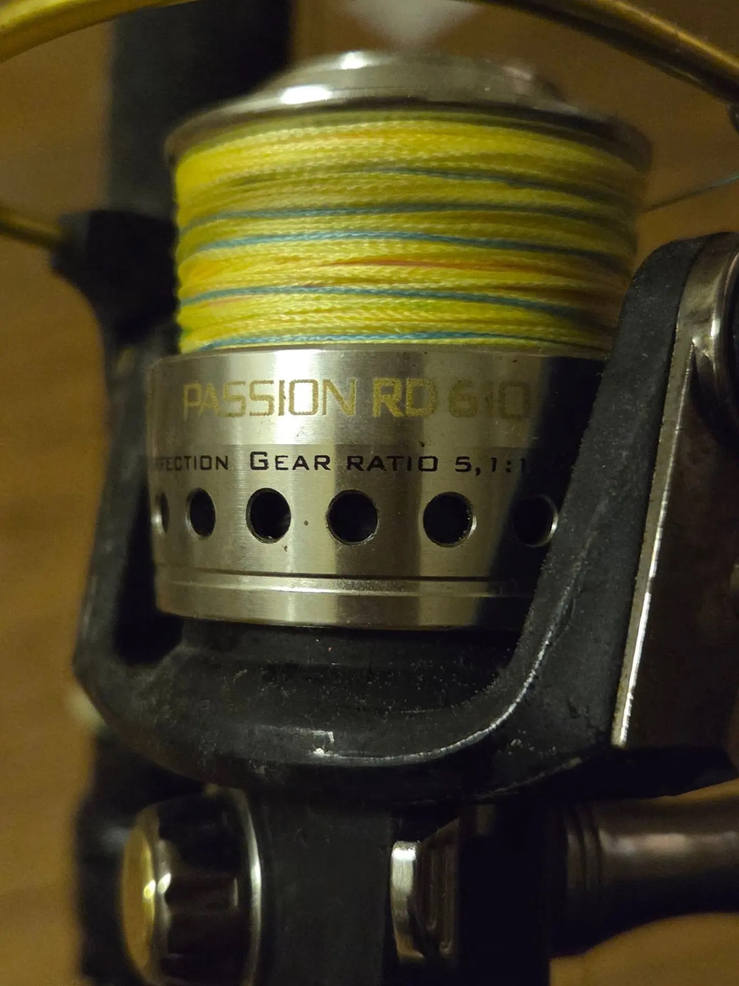 Спиннинг черно-красного цвета Challenge 180 с катушкой SPRO Passion RD 610 с воблером