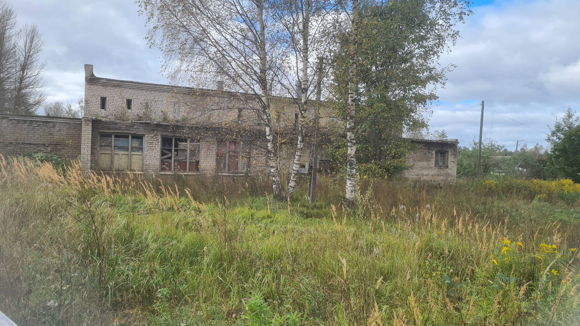Лот № 1 (вторичные). Нежилое здание площадью 580 кв. м, кадастровый номер 60:18:0020606:104, земельный участок площадью 4910±25, кадастровый номер 60:18:0020606:102, категория земель - земли населенных пунктов, вид разрешенного использования – для обслуживания и эксплуатации здания. Местоположение: Псковская область, Псковский район, СП «Середкинская волость», д. Верхолино, ул. Совхозная, д. 20. Должник (собственник) – ООО «Электронные технологии Пскова»