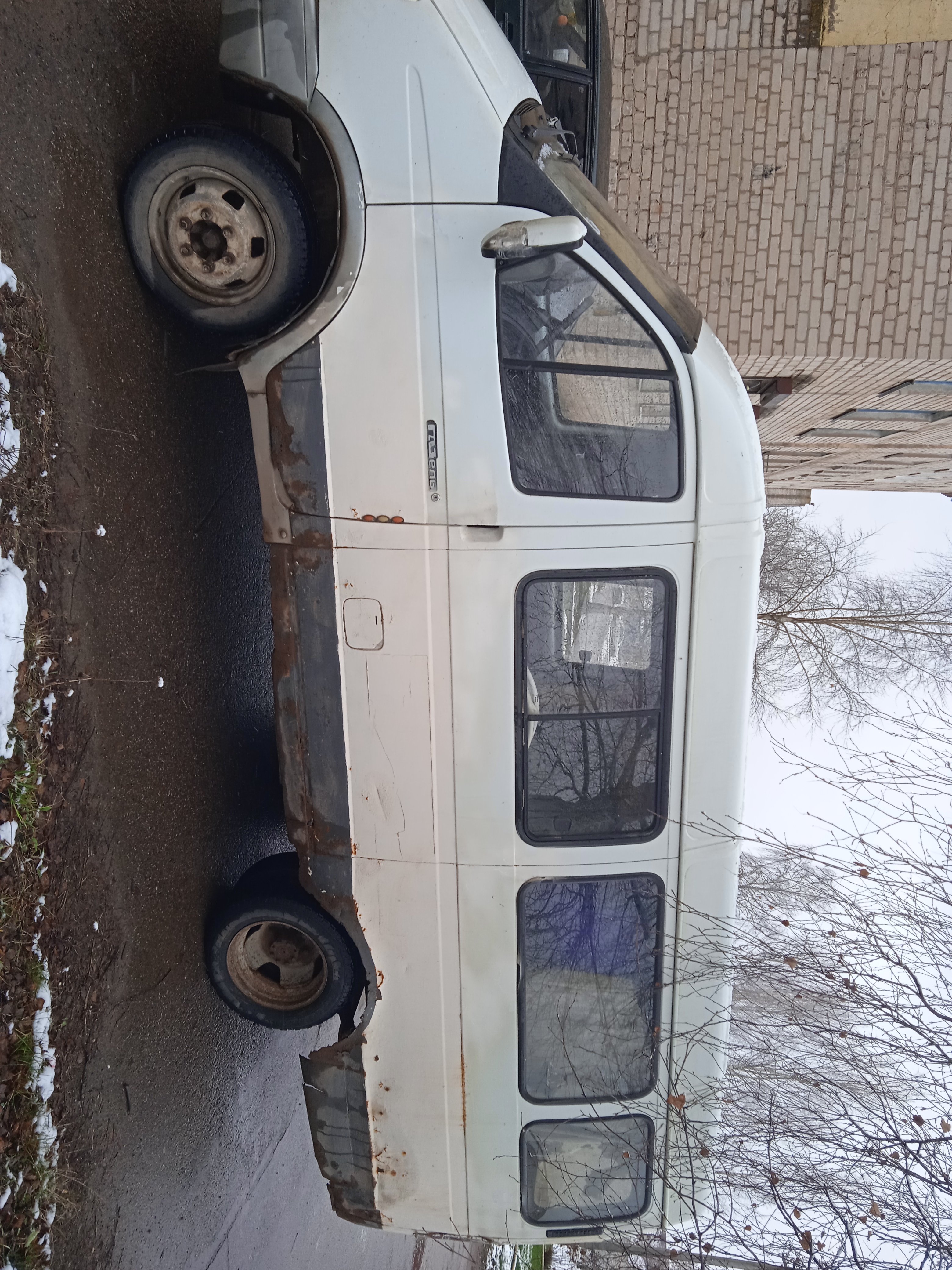 Лот № 4. Автомобиль ГАЗ 32213, 2006 года выпуска, государственный номер О909КК60, идентификационный номер (VIN) Х9632213070516895, следы коррозии,механические повреждения. Местонахождение: Псковская обл., рп. Дедовичи, ул. Бундзена, д. 70а. Основание для реализации на торгах - постановление судебного пристава-исполнителя о передаче на реализацию на торгах. Должник (собственник) – МП ЖКХ Дедовичского района