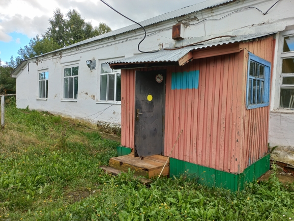 Нежилое здание площадью 391,6 кв. м., с кадастровым номером 59:40:0013701:348 по адресу: ул. Набережная, дом 17А, г. Чернушка, Пермский край