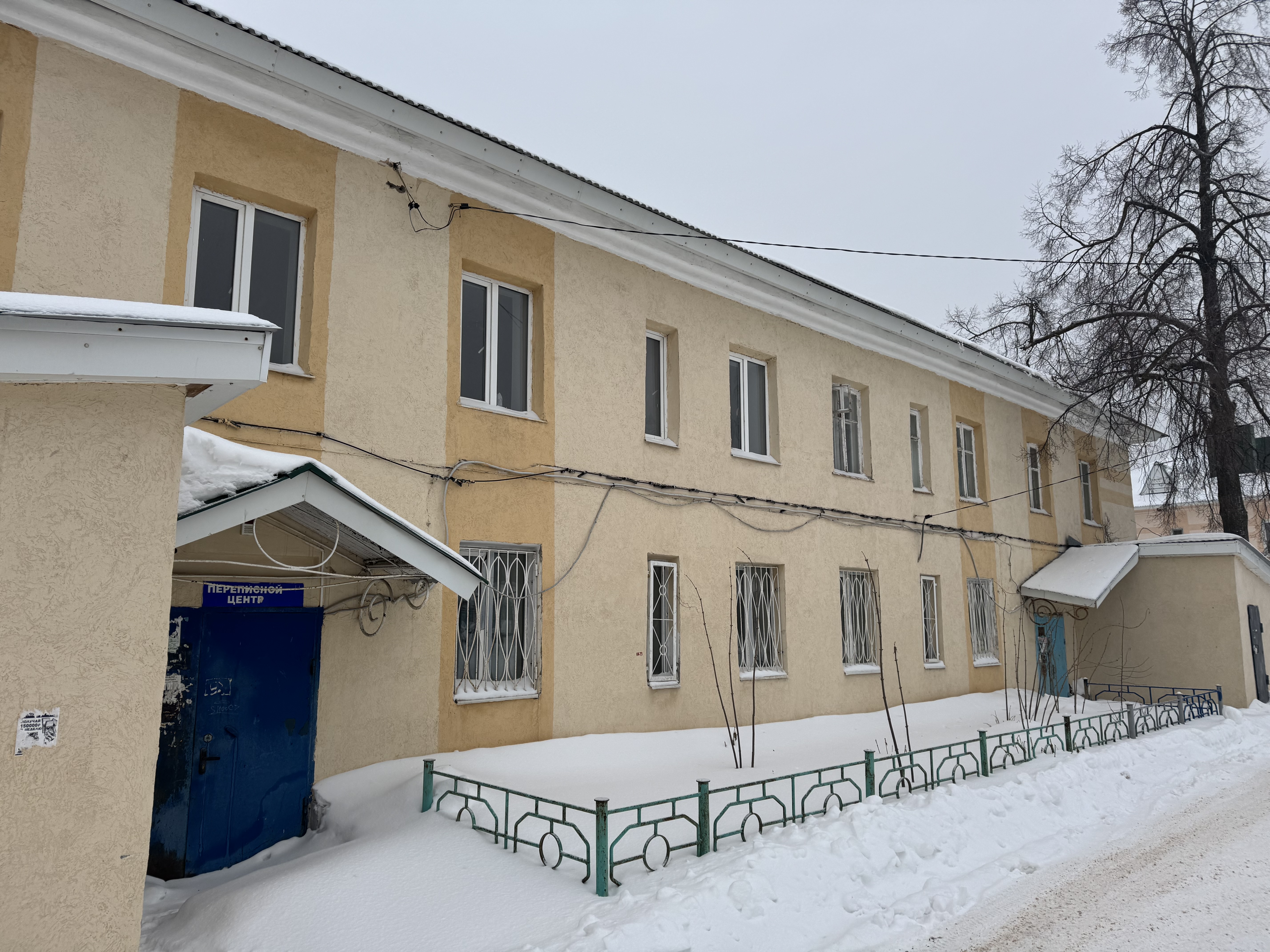 Нежилые помещения на втором этаже площадью 213,4 кв.м. в нежилом здании.