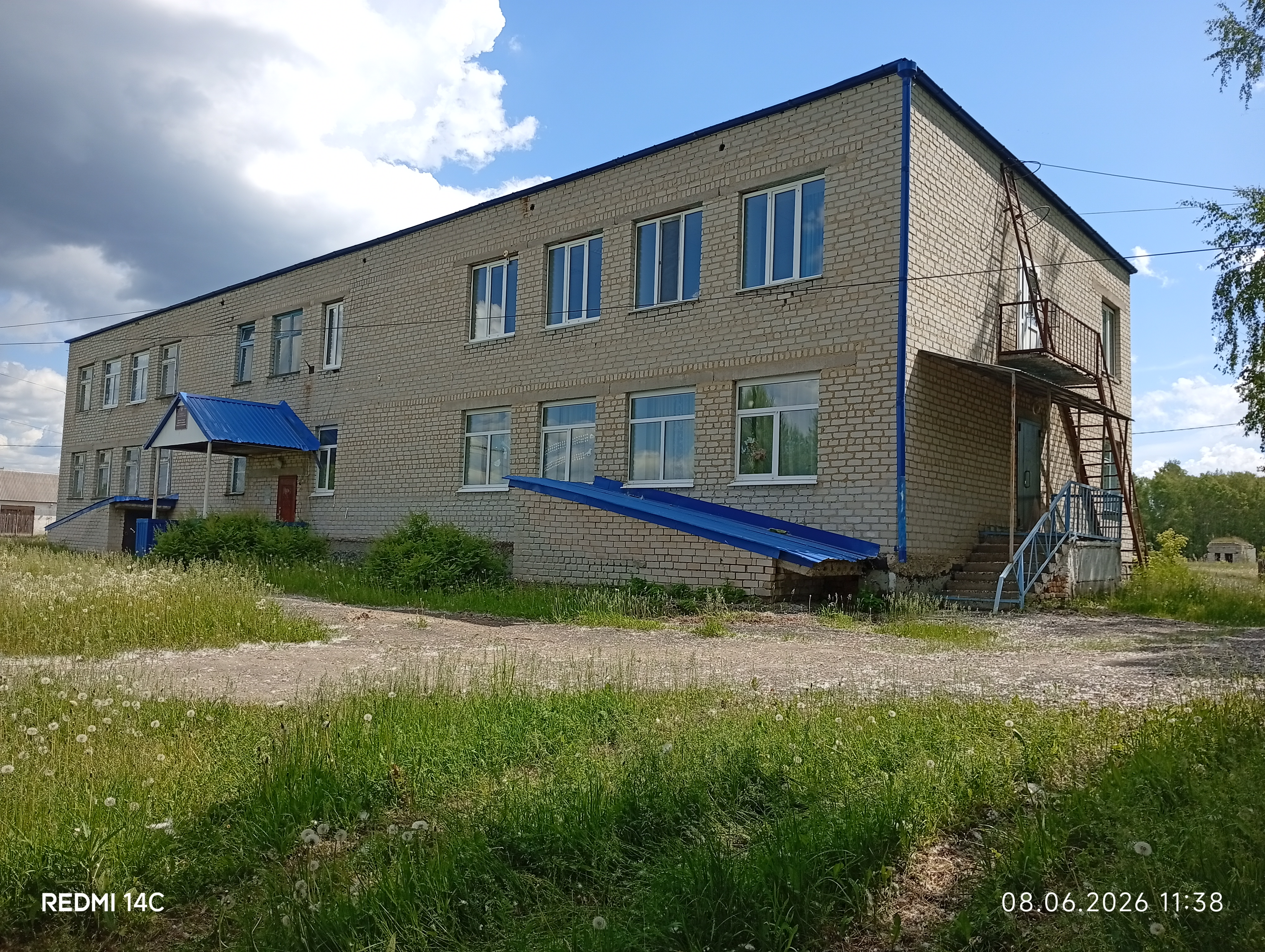 Нежилое административное здание, расположенное по адресу: Тюменская область, Аромашевский район, с Новоберезовка, ул. Садовая, д. 35, кадастровый номер 72:03:0601001:283 и земельный участок по адресу: Тюменская область, Аромашевский район, с Новоберезовка, ул. Садовая, 35, кадастровый номер  72:03:0601001:3