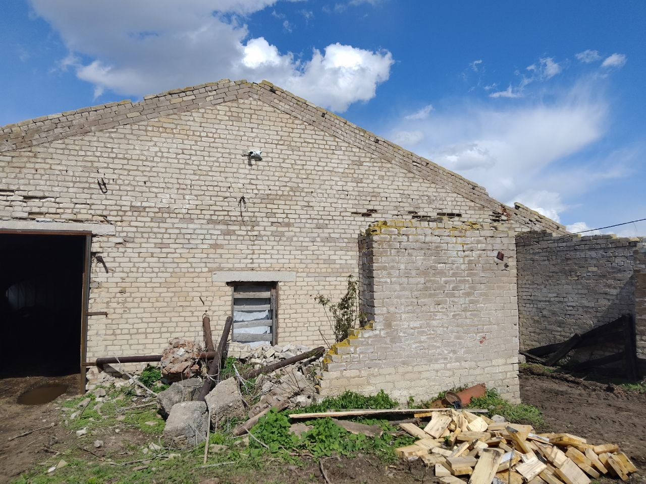 Нежилое здание коровника с молочным блоком