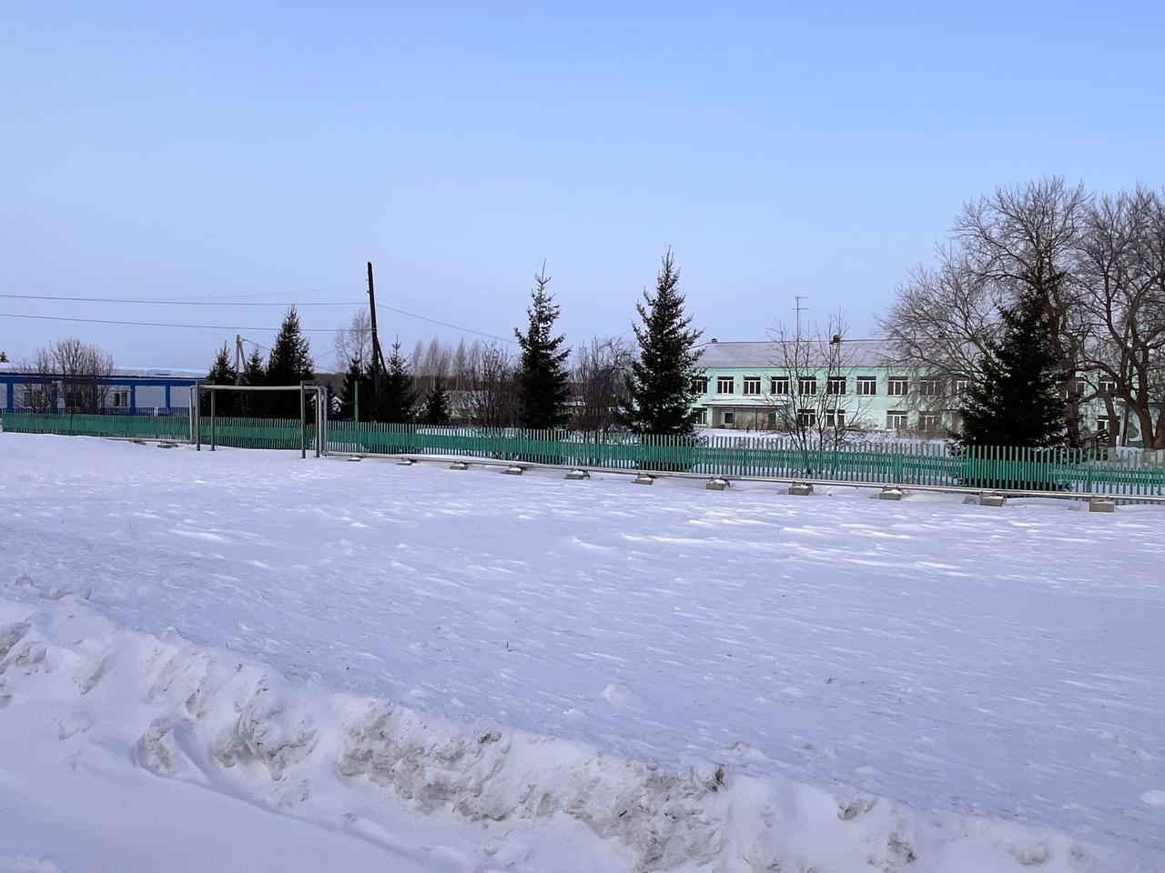 Нежилое здание общей площадью 1052,4 кв. м, кадастровый номер 42:14:0105003:665, расположенное по адресу: Кемеровская область – Кузбасс, Топкинский муниципальный округ, п. Трещевский, ул. Малыхина, д. 23 с земельным участком площадью 4284 кв.м, кадастровый номер 42:14:0105003:358, расположенный по адресу: Кемеровская область – Кузбасс, Топкинский муниципальный округ, п. Трещевский, ул. Малыхина, д. 23