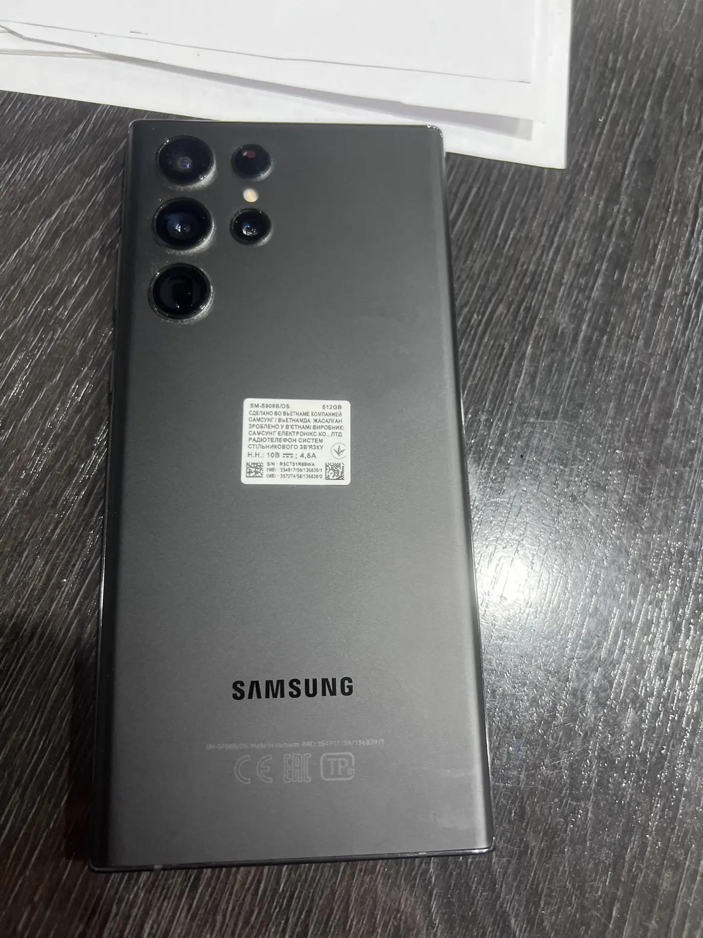 Мобильный телефон "SAMSUNG" в черном цвете 1 Штука (шт)