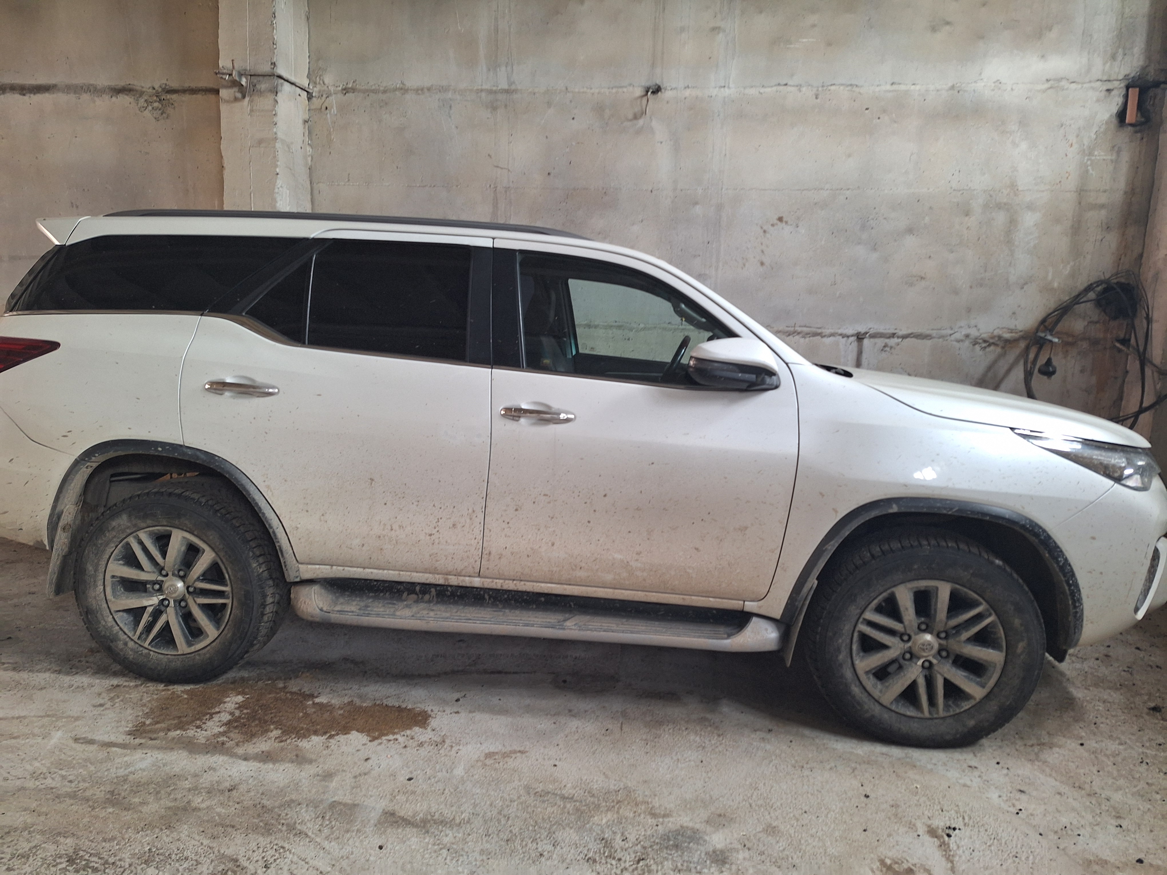 Транспортное средство Toyota Fortuner, 2017 года выпуска, цвет - зеленый, идентификационный номер (VIN) MR0HA3FS400049181, государственный регистрационный номер E553ME03. Состояние транспортного средства: отсутствует двигатель, аккумулятор