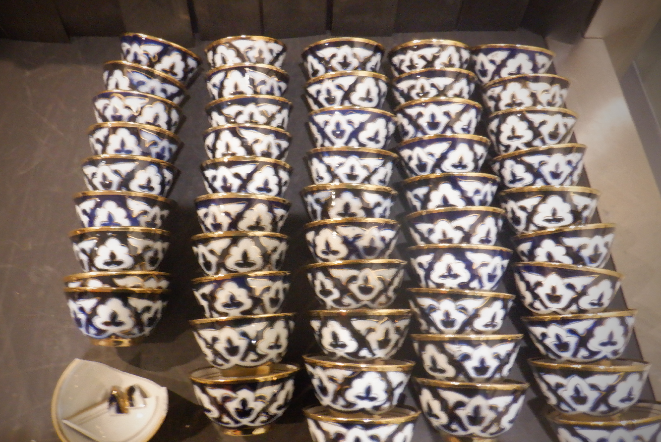 Пиалы 50 шт., тарелки 50 шт.