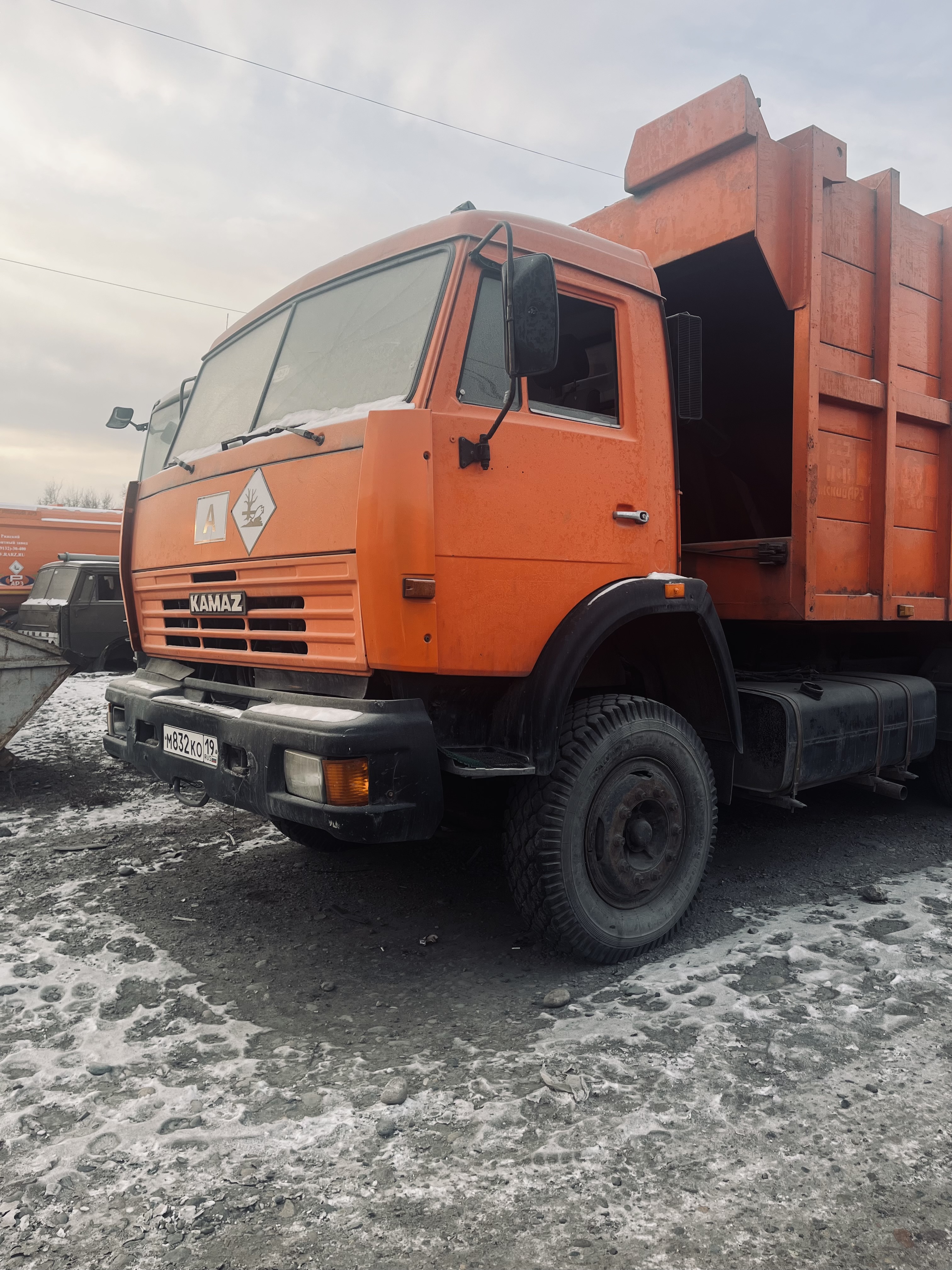 Лот №16 Грузовой автомобиль КАМАЗ 53229 МКЗ 4001, 2007 г.в., VIN X8910410170AA3113, цвет оранжевый. Рабочее состояние не проверялось. Должник ООО «ЭКОХАКАСВТОРСЫРЬЕ» Обременения: запреты судебного пристава исполнителя на рег. действия. Начальная цена продажи 755200,00 руб. Задаток 113280,00 руб. (пор. 031/Тд)