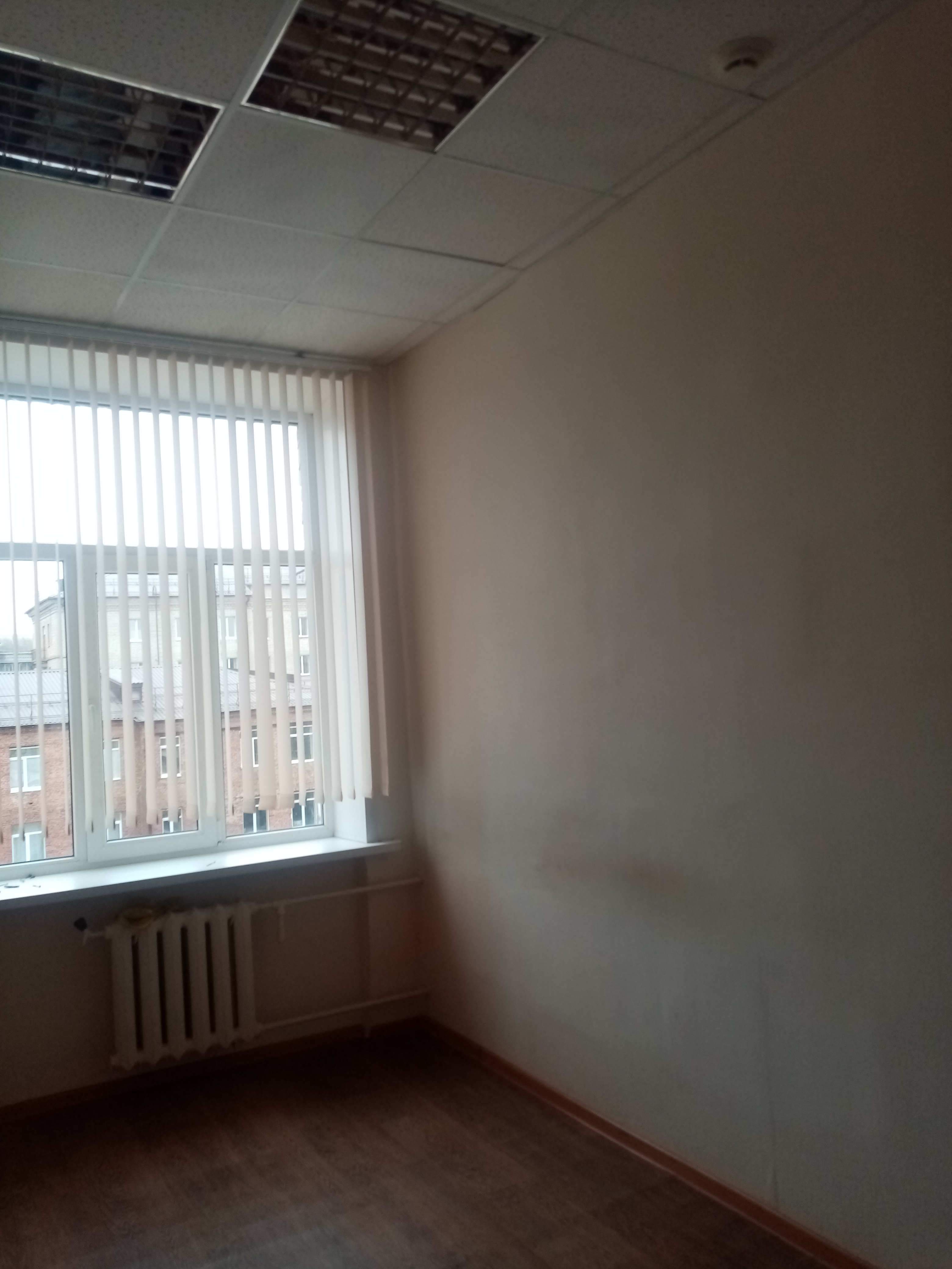 Объект аренды, площадь 14,4 кв. м, номера на поэтажном плане: этаж 4, пом. 18, адрес (местонахождение) объекта: Брянская область, г. Брянск, пл. Карла Маркса, д. 9 Вход в объект аренды из общей входной группы